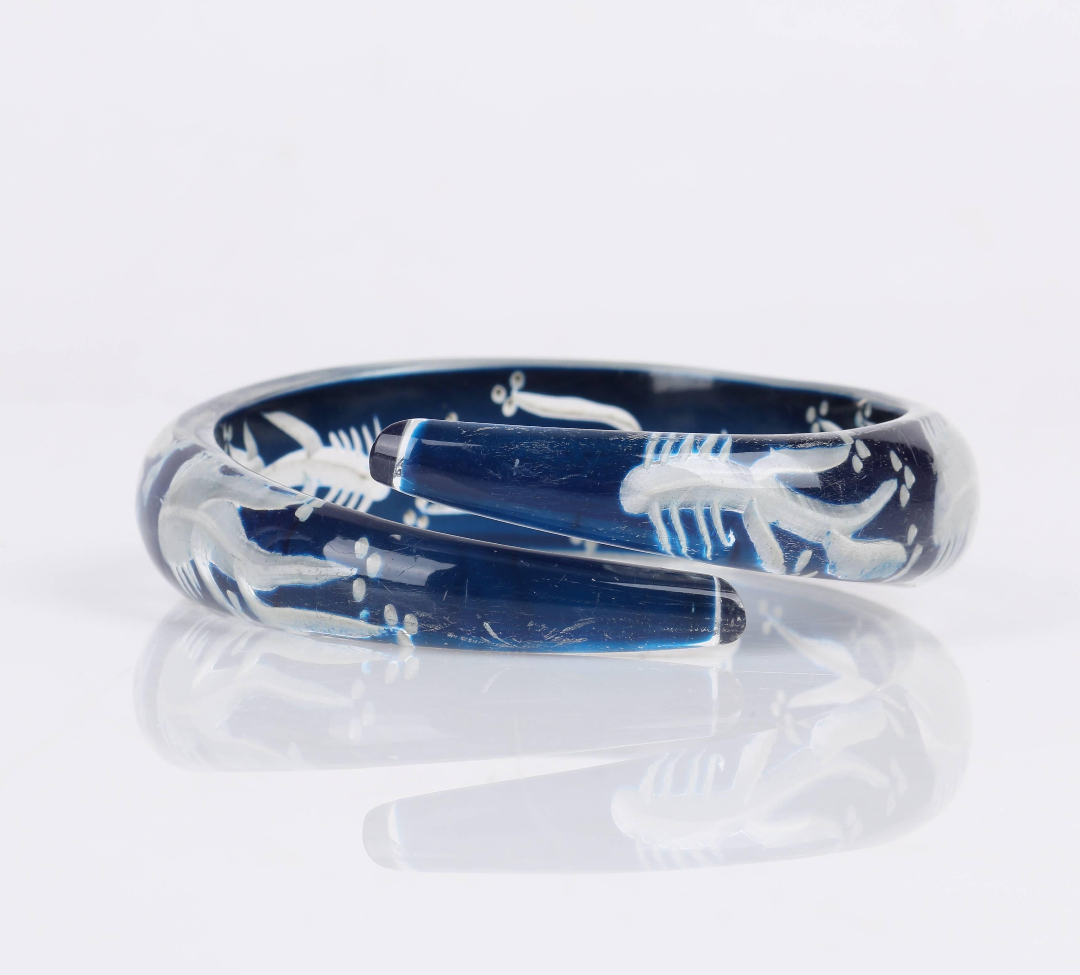 Bracelet jonc en forme d'os de poisson sculpté à la main en plastique bleu et lucite, vers les années 1930-1940 Bon état - En vente à Thiensville, WI