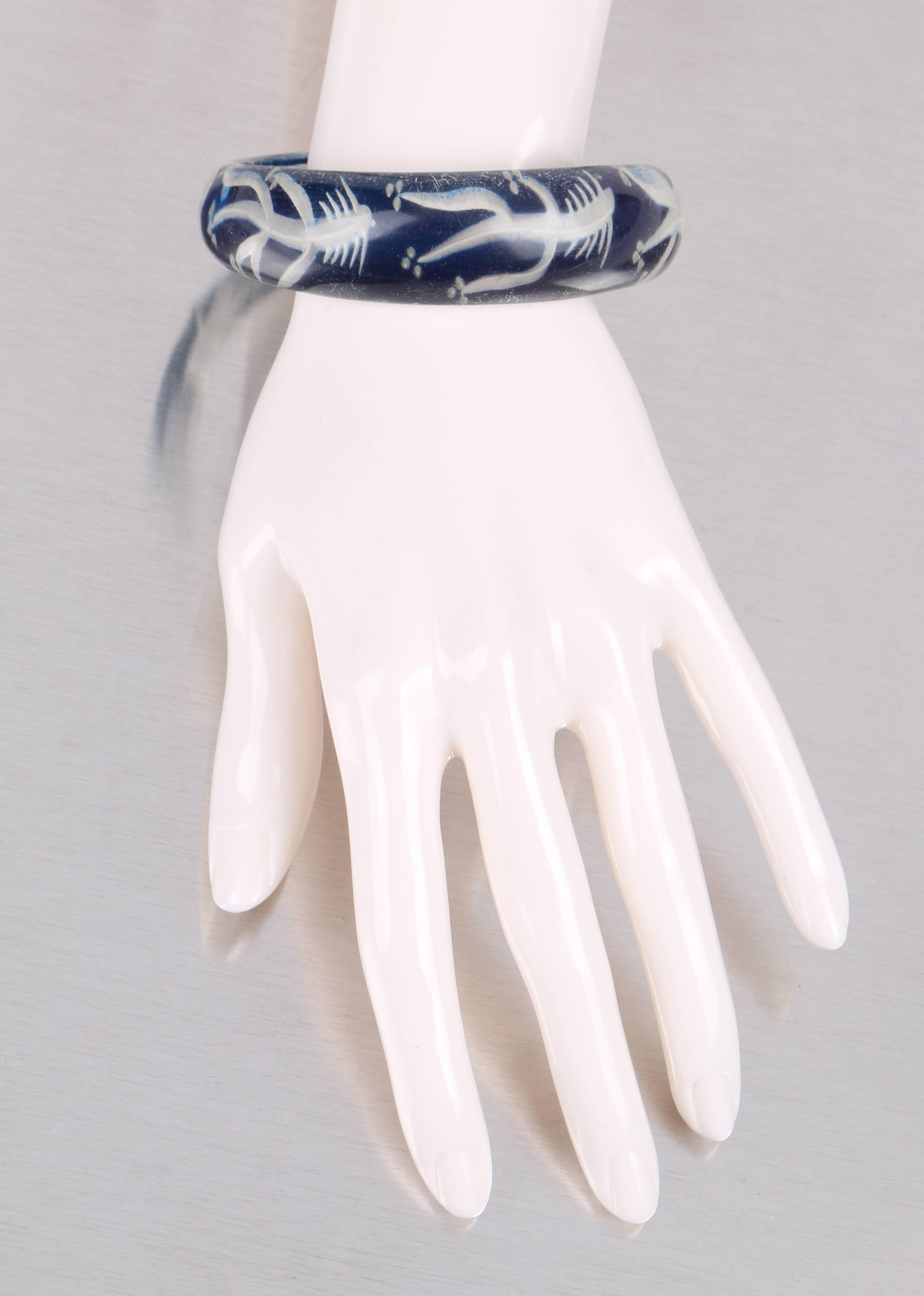 c.1930s-1940s Blue Plastic Lucite Reversed Handcarved Fish Bone Bangle Bracelet In Good Condition For Sale In Thiensville, WI