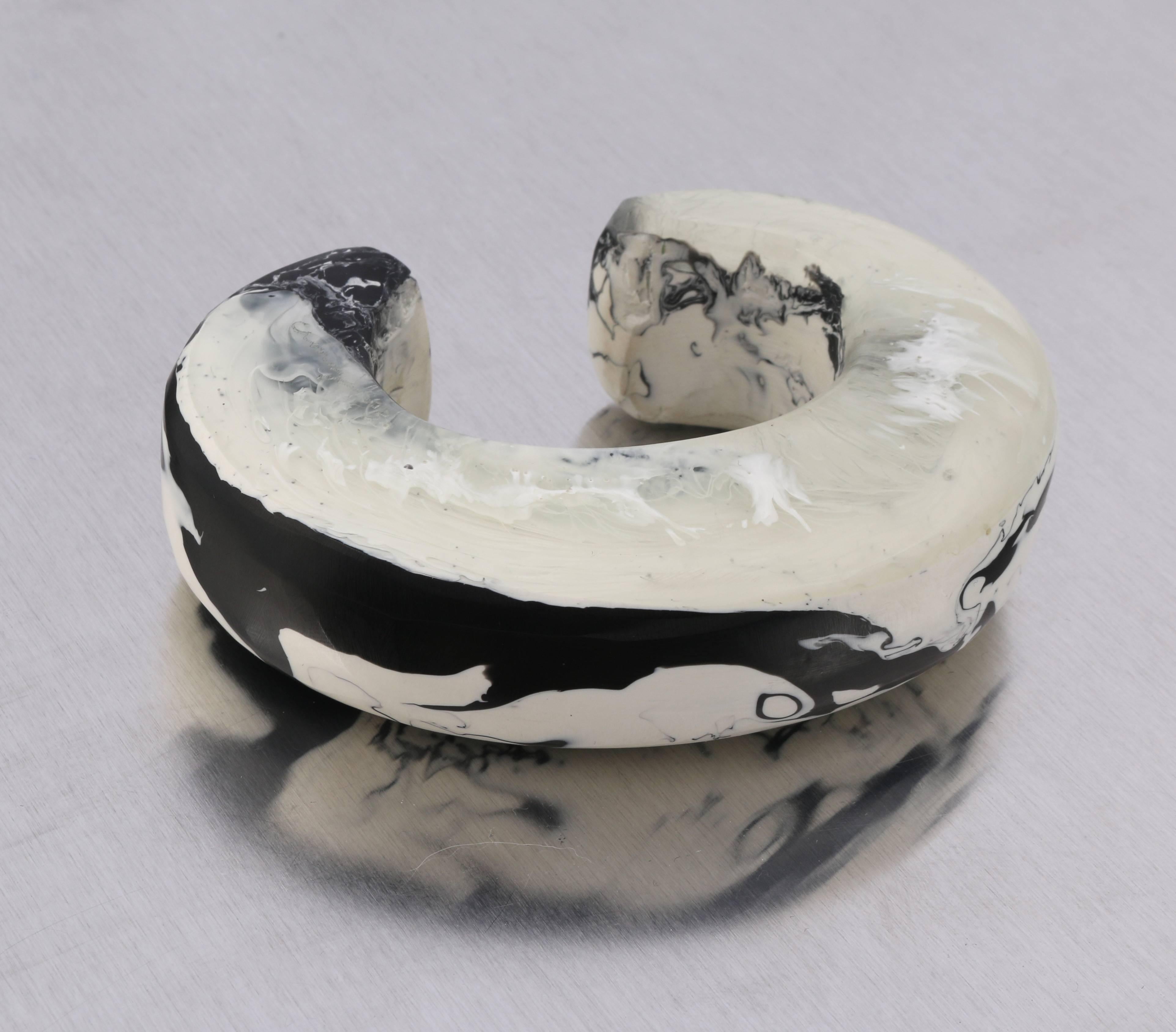 CARA CRONINGER c.2003 Resin Acrylic Black White Sculpted Artwear Cuff Bracelet In Excellent Condition In Thiensville, WI