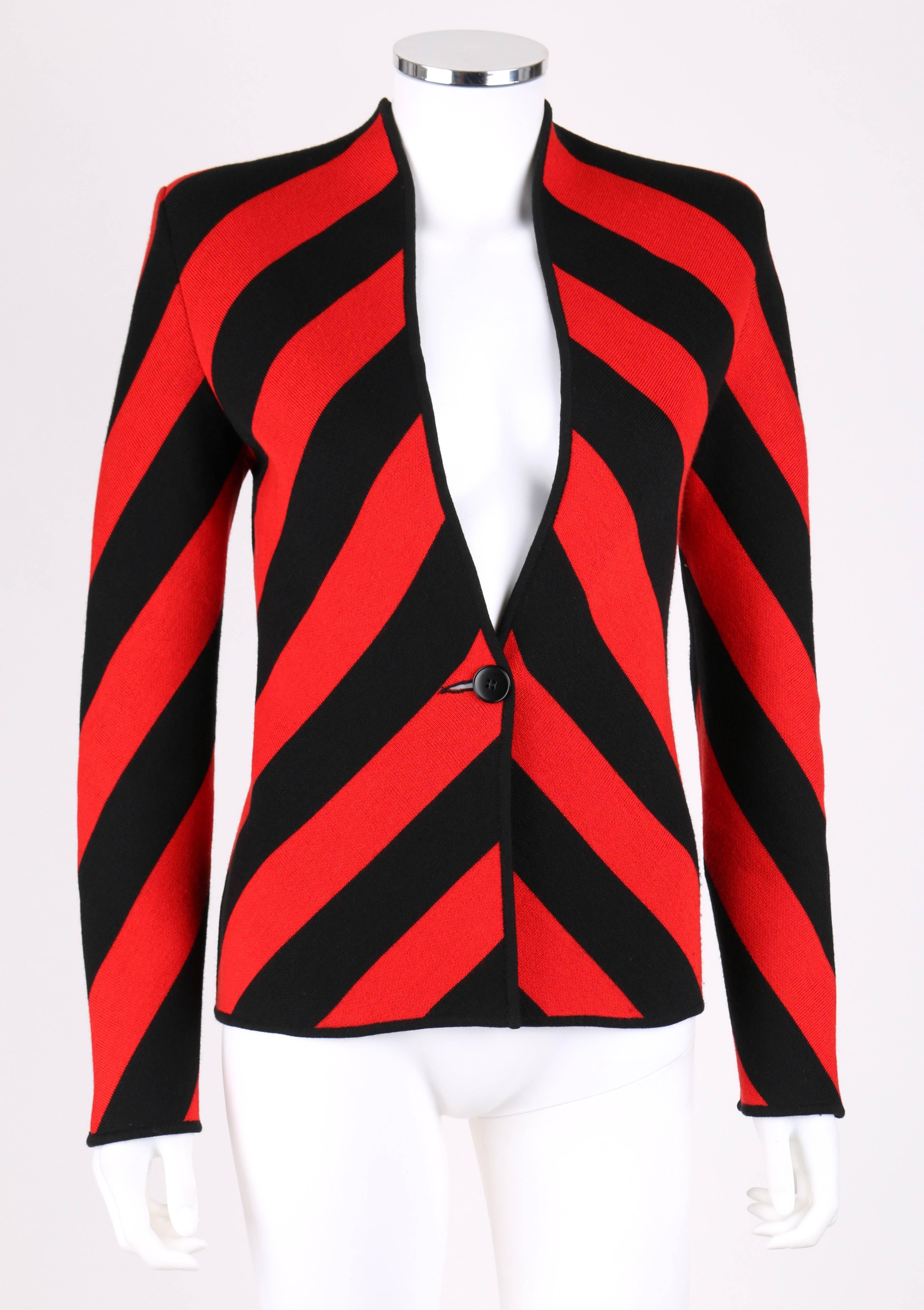 Givenchy Couture c.1990's entworfen von Alexander McQueen schwarz-rot diagonal gestreiften Wollblazer. Lange Ärmel. Einzelner Knopfverschluss vorne in der Mitte. Mock-Kragen. V-Ausschnitt. Dünne Rippstrickbündchen an Manschetten, Kragen und Saum.