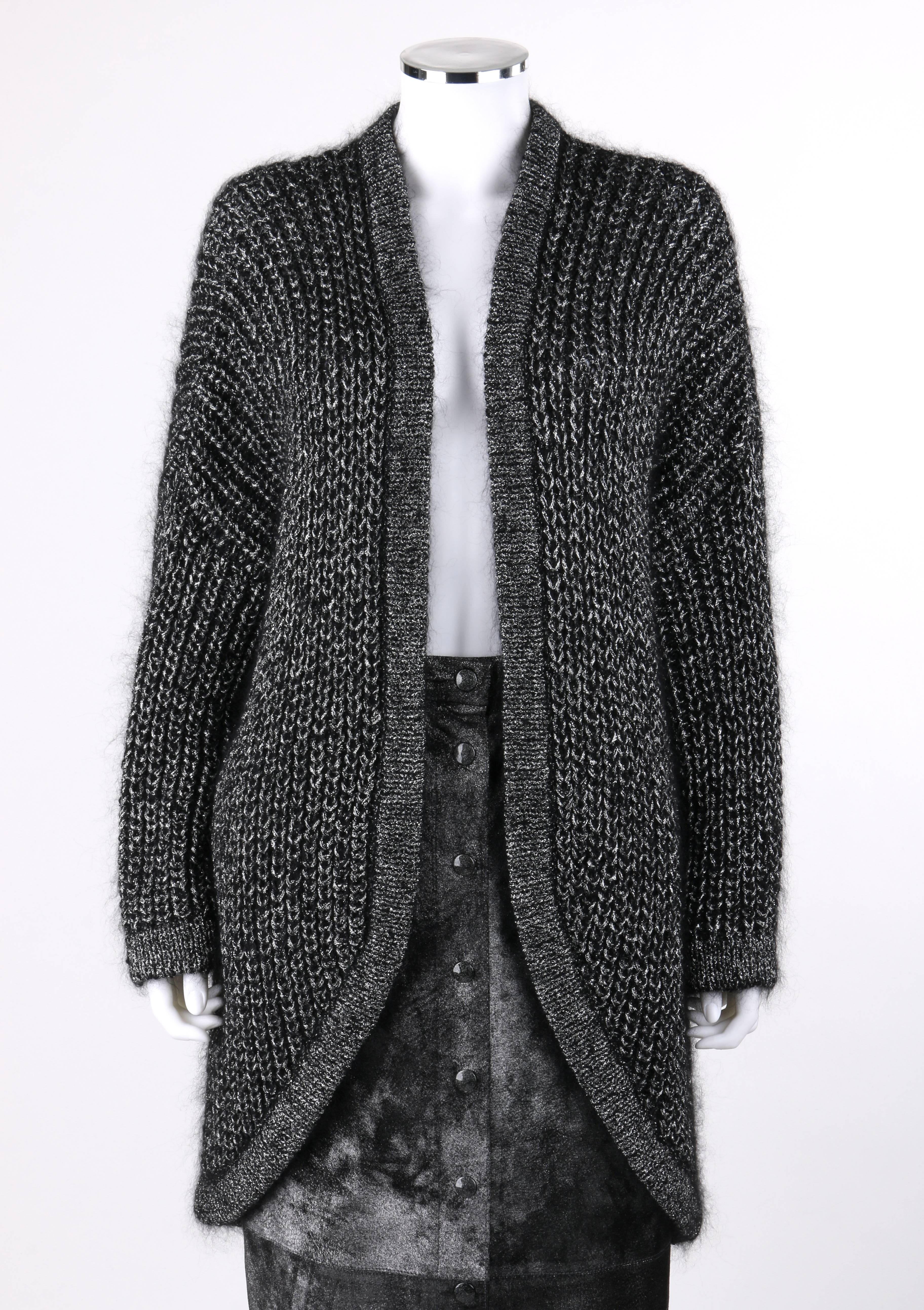 Zweiteiliges Set von Krizia Maglia aus silberfarbenem Metallic-Mohair-Strickcardigan und Metallic-Lederrock in Übergröße. Entworfen von Mariuccia Mandelli. Metallisch silberner und schwarzer Strickcardigan aus Grobstrick. Lange Ärmel.