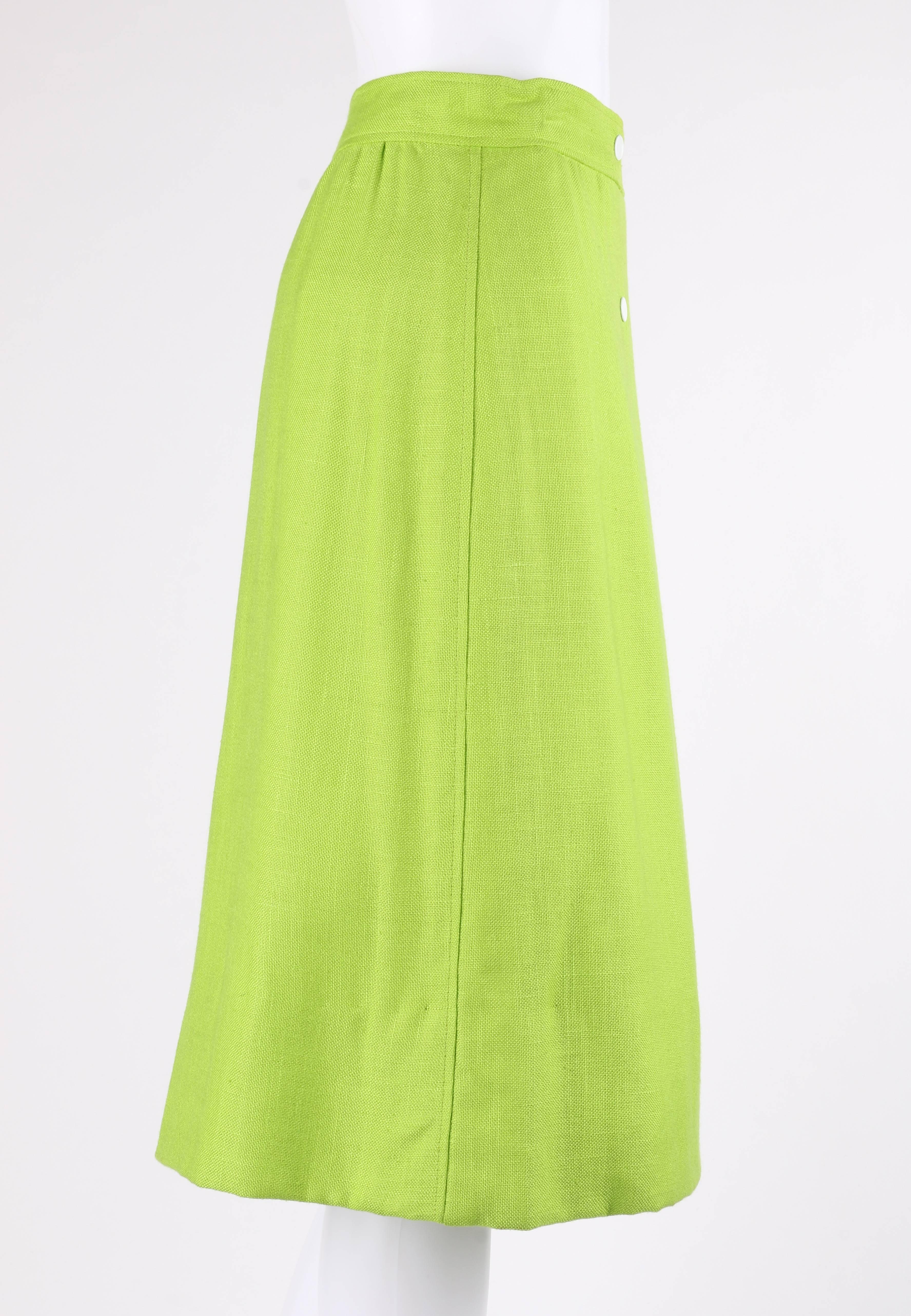 Courreges Hyperbole c.1970 Falda con botones a presión en la parte delantera de color verde lima y chartreuse. Diseñado por Andre Courreges. Rayón con aspecto de lino color verde lima/carta. Cintura con banda. Cuatro cierres automáticos delanteros