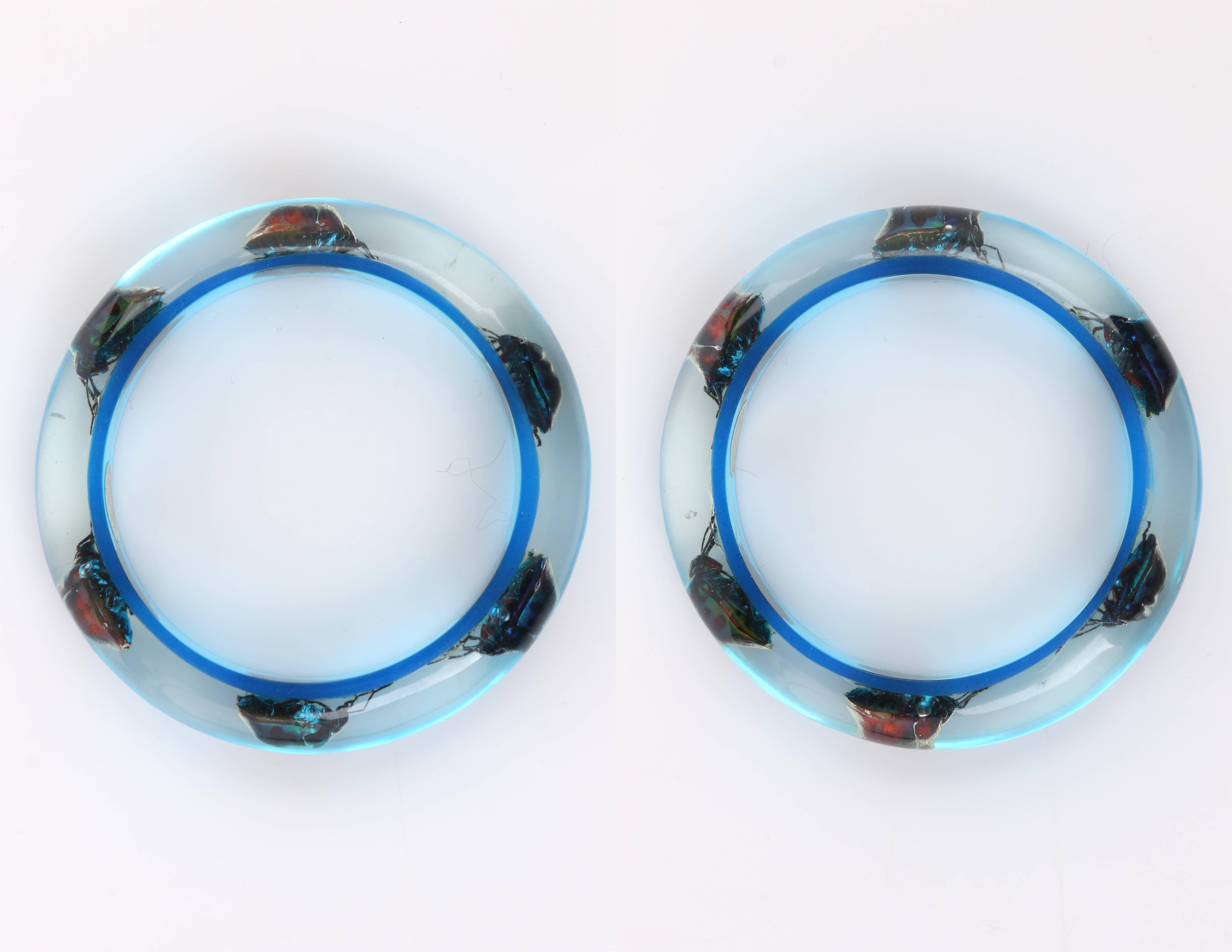 Vintage Blue Translucent Lucite Iridescent Beetle Embedded Bangle Bracelet In Excellent Condition In Thiensville, WI