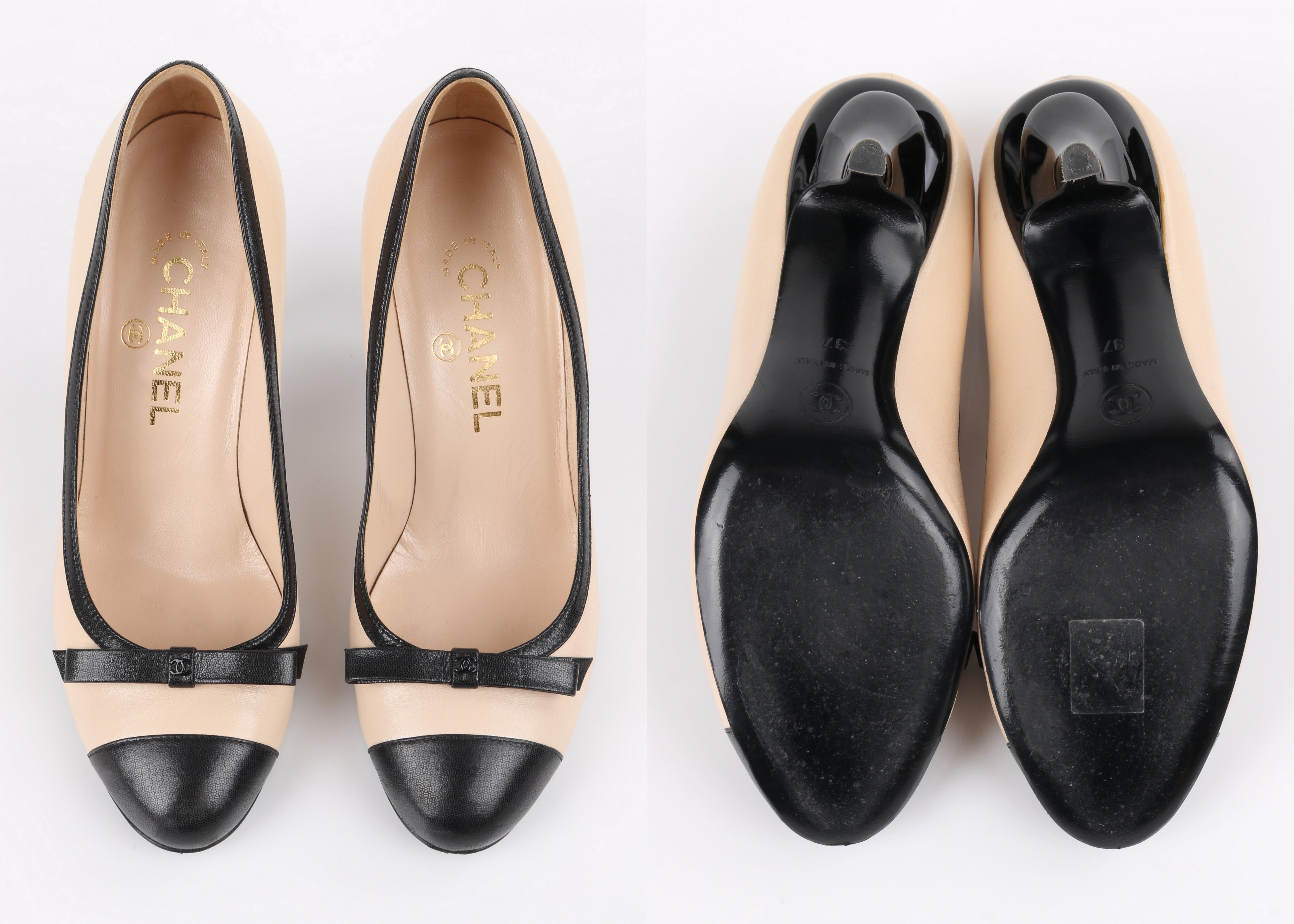 CHANEL Nude & Black Leather Classic Bow Cap Toe Sculptural Heel Pumps In Good Condition In Thiensville, WI