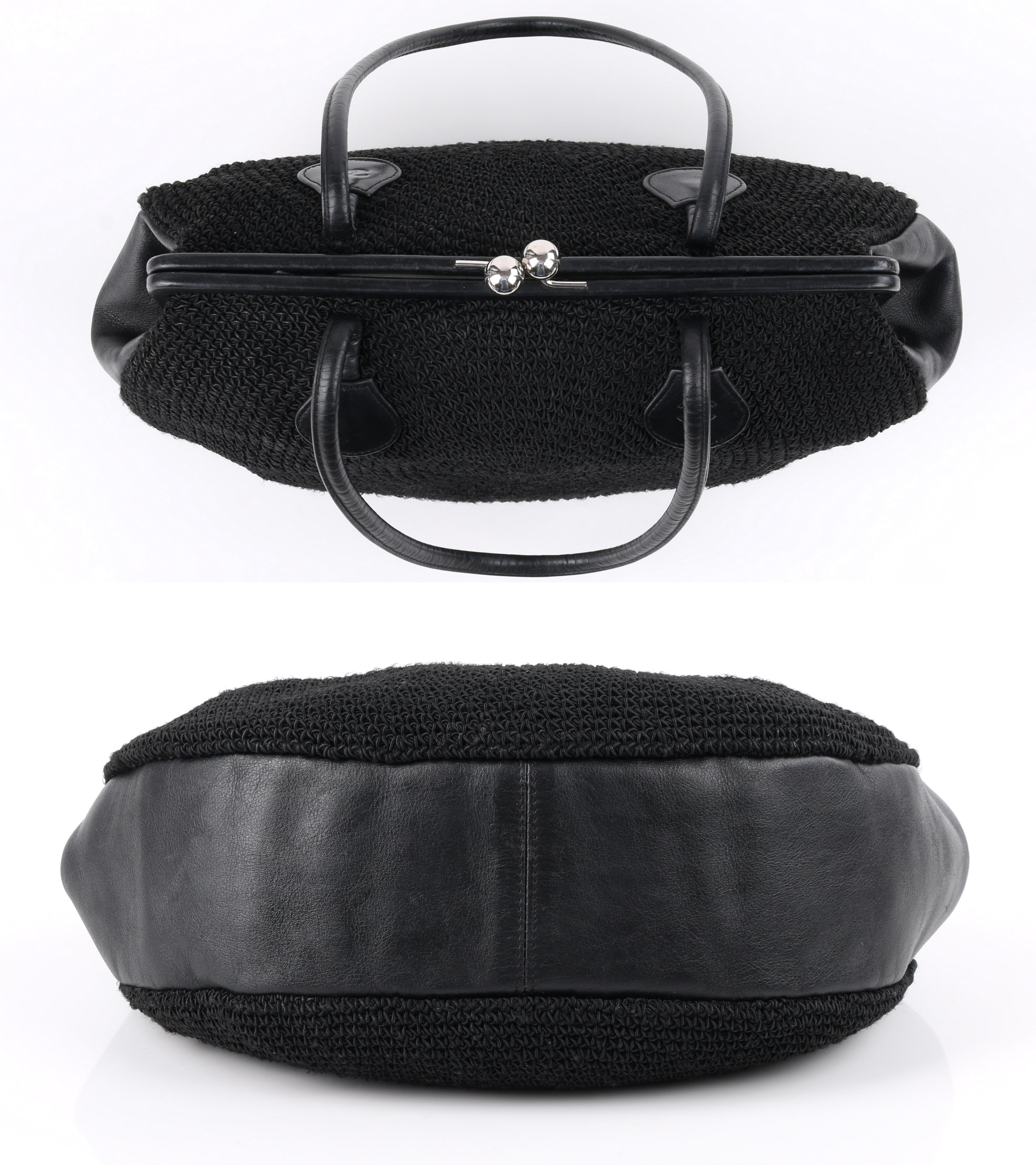 CHANEL ca. 1990er Umhängetasche aus schwarzem gewebtem Leder mit Kussverschluss 1