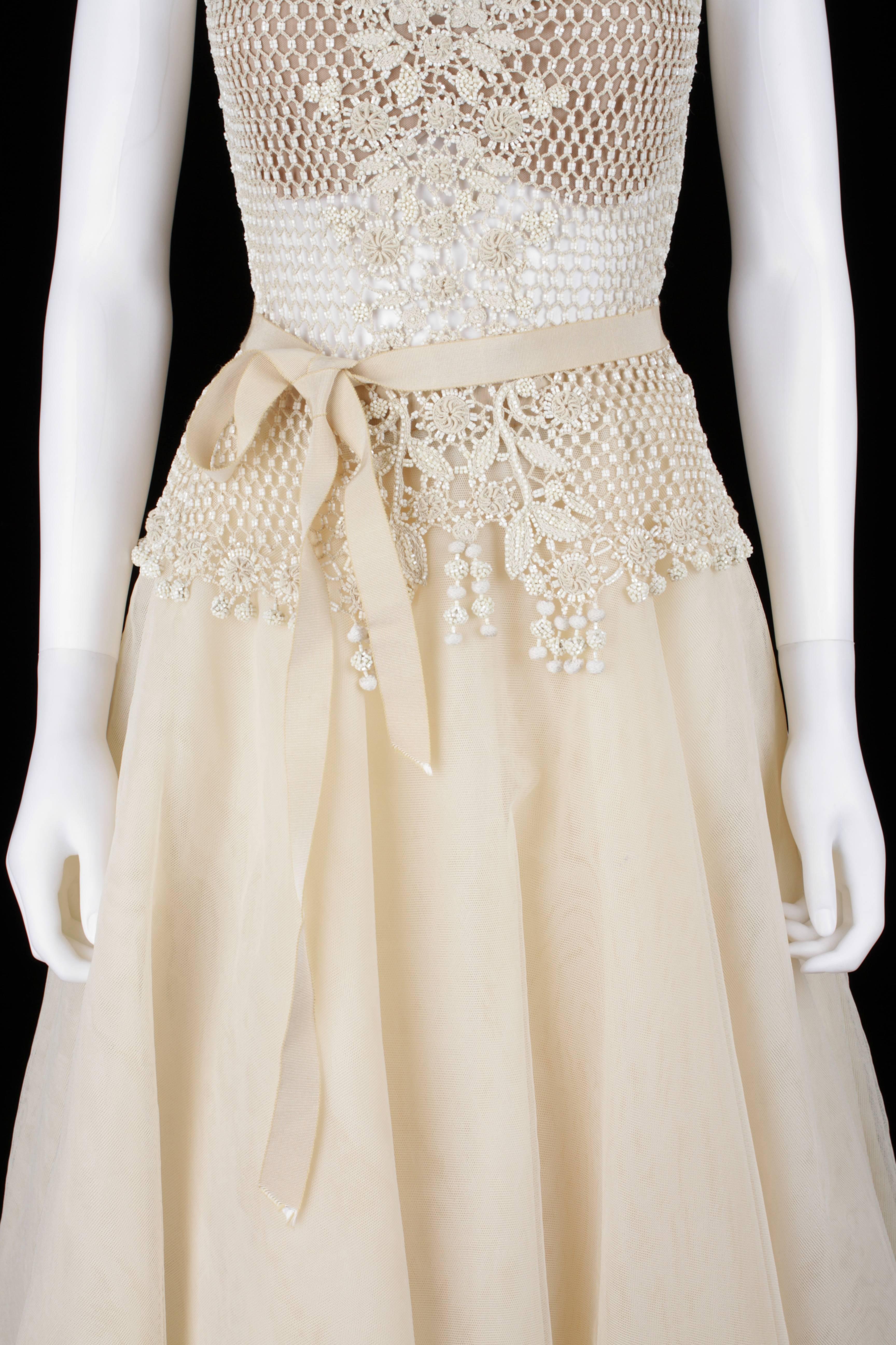 OSCAR de la RENTA 2 piece Ivory Beaded Crochet Top Tulle Skirt Set 6 S/S 2004 In Good Condition For Sale In Thiensville, WI