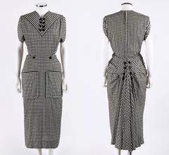 Robe Jacques Fath en vichy noir et blanc avec dos en éventail et péplum (P/E 1949)