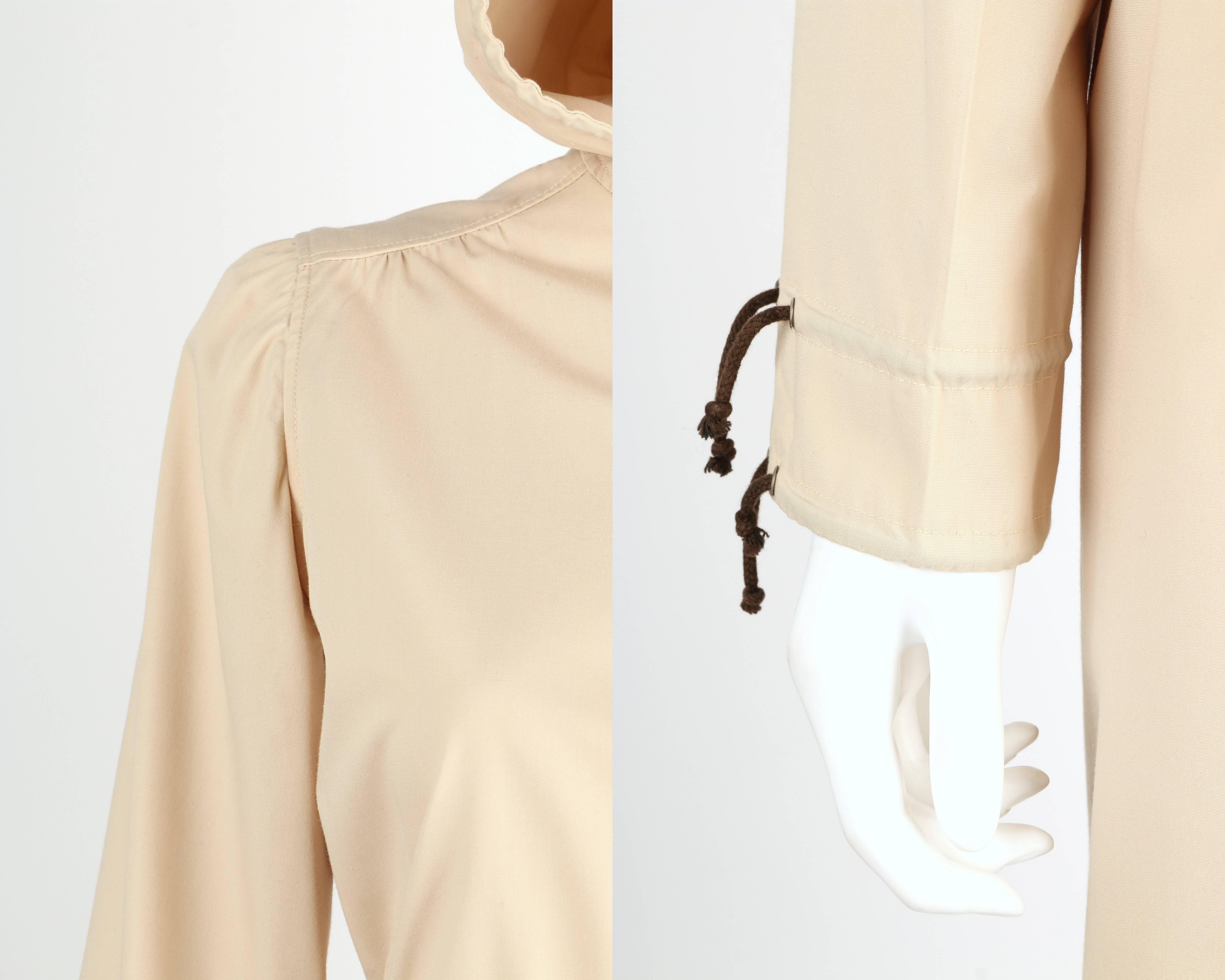 c. 1970 COURREGES HYPERBOLE Kaki Beige Robe Trench à capuche avec cordon de serrage O en vente 3