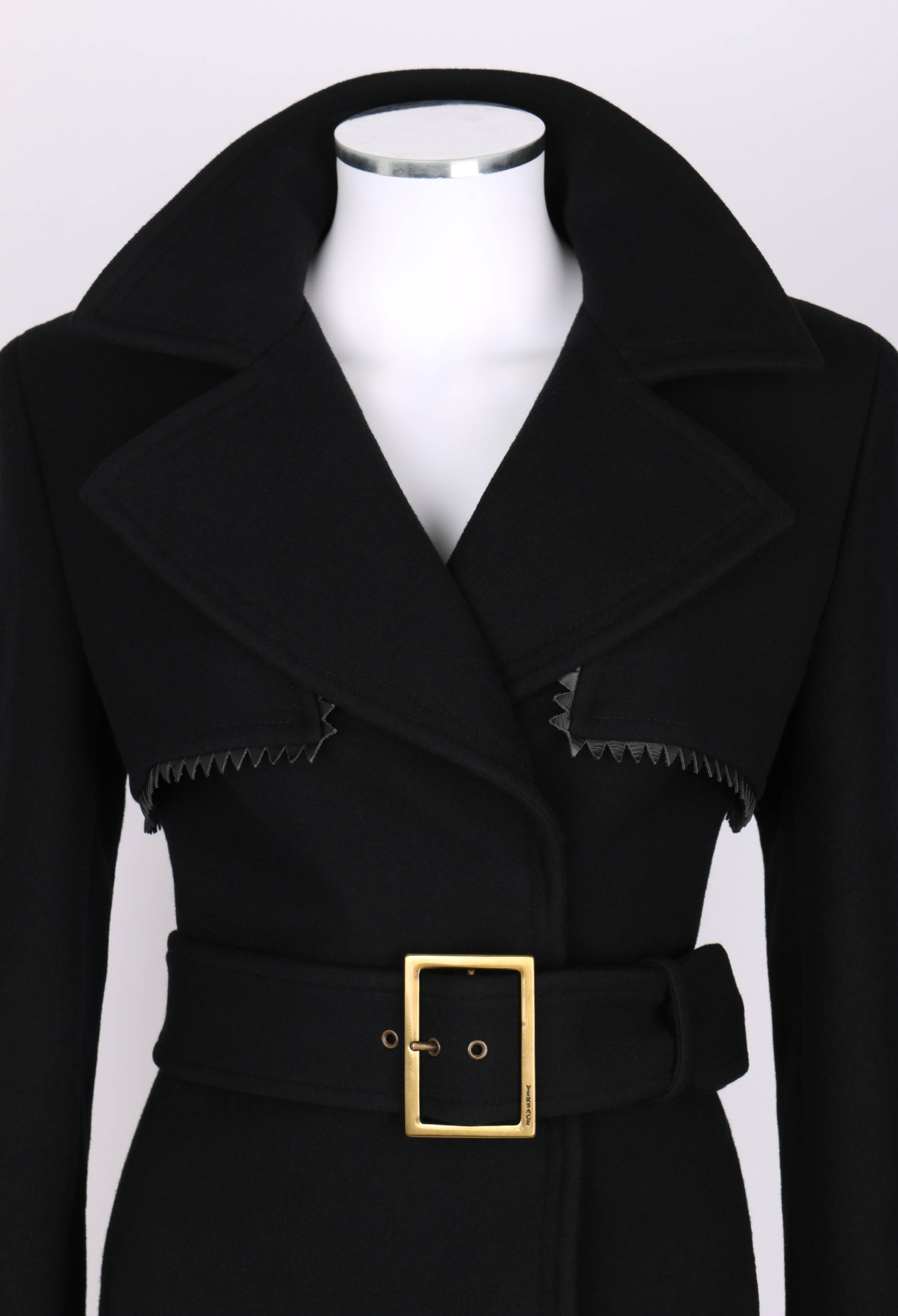 Nero Gianni Versace Couture anni '90 circa Cappotto in lana nera con cintura e finiture in pelle Zig Zag in vendita
