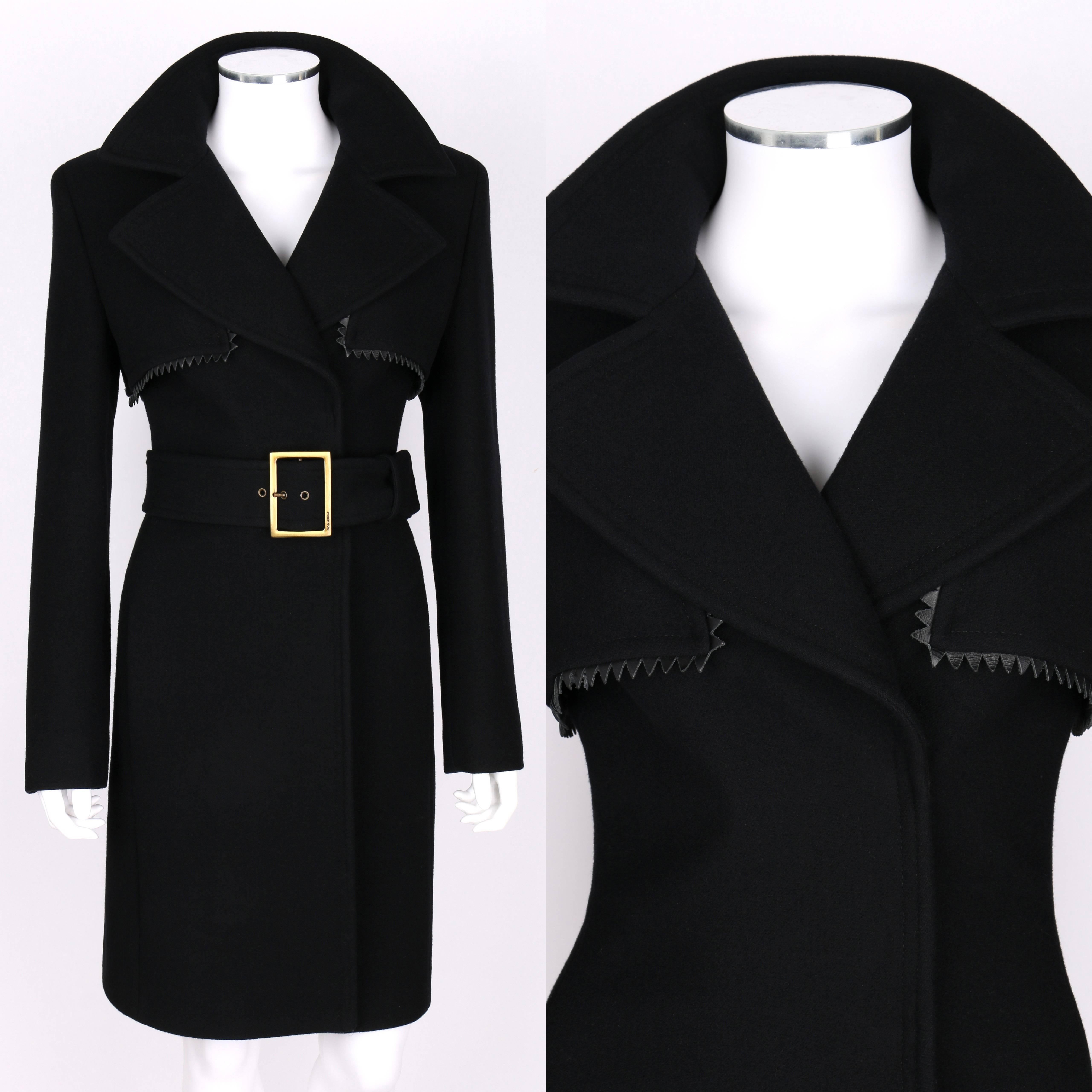 Gianni Versace Couture, anni '90 circa, cappotto nero in lana 100%. Ampio colletto/lapidezza dentellata. Zig Zag in vera pelle. Ventilazione posteriore. Due tasche. Si chiude sul davanti con bottoni a pressione nascosti. Completamente foderato con