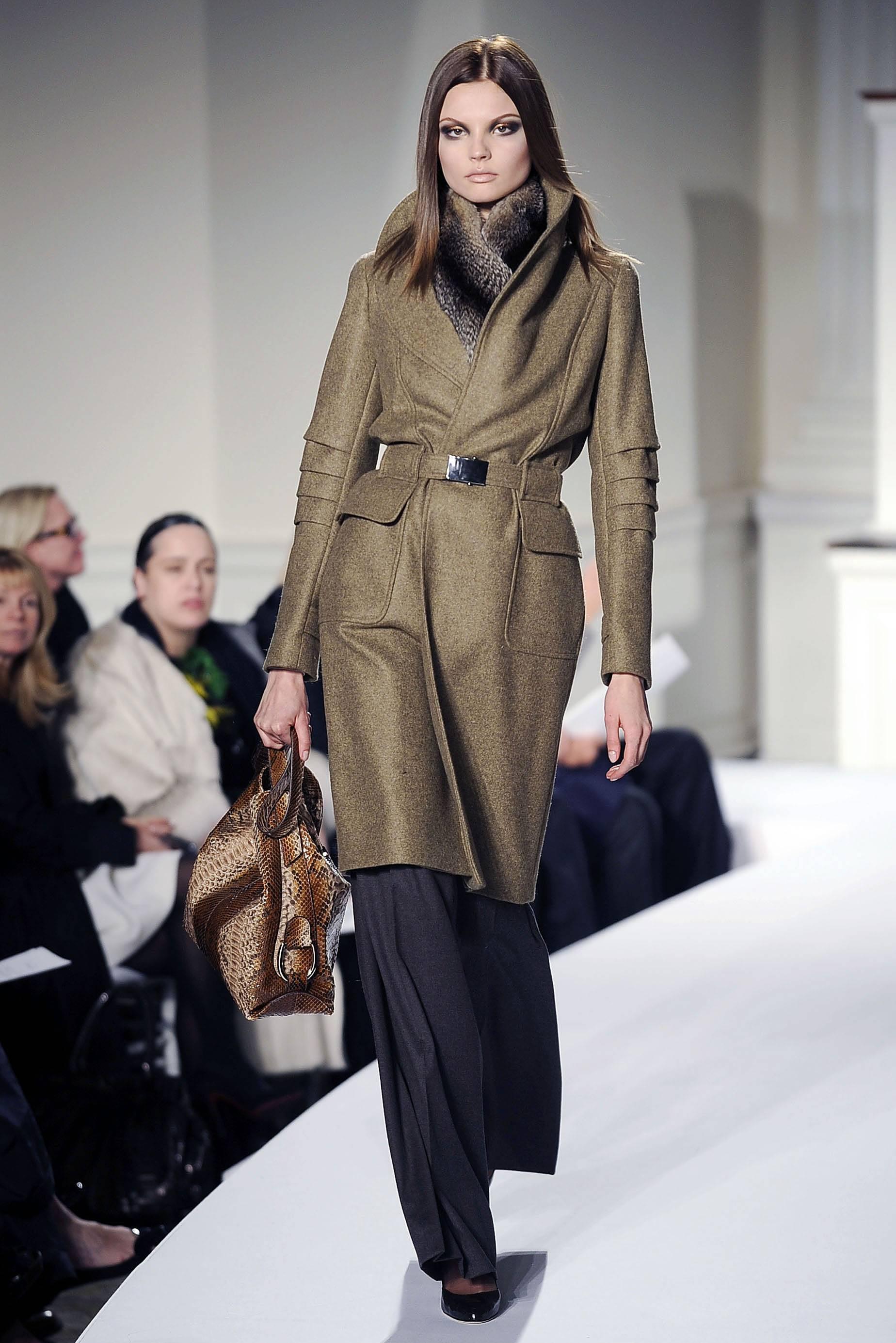 OSCAR DE LA RENTA A/W 2008 Light Brown Cashmere Buckle Belt Wrap Coat Size 12 For Sale 6