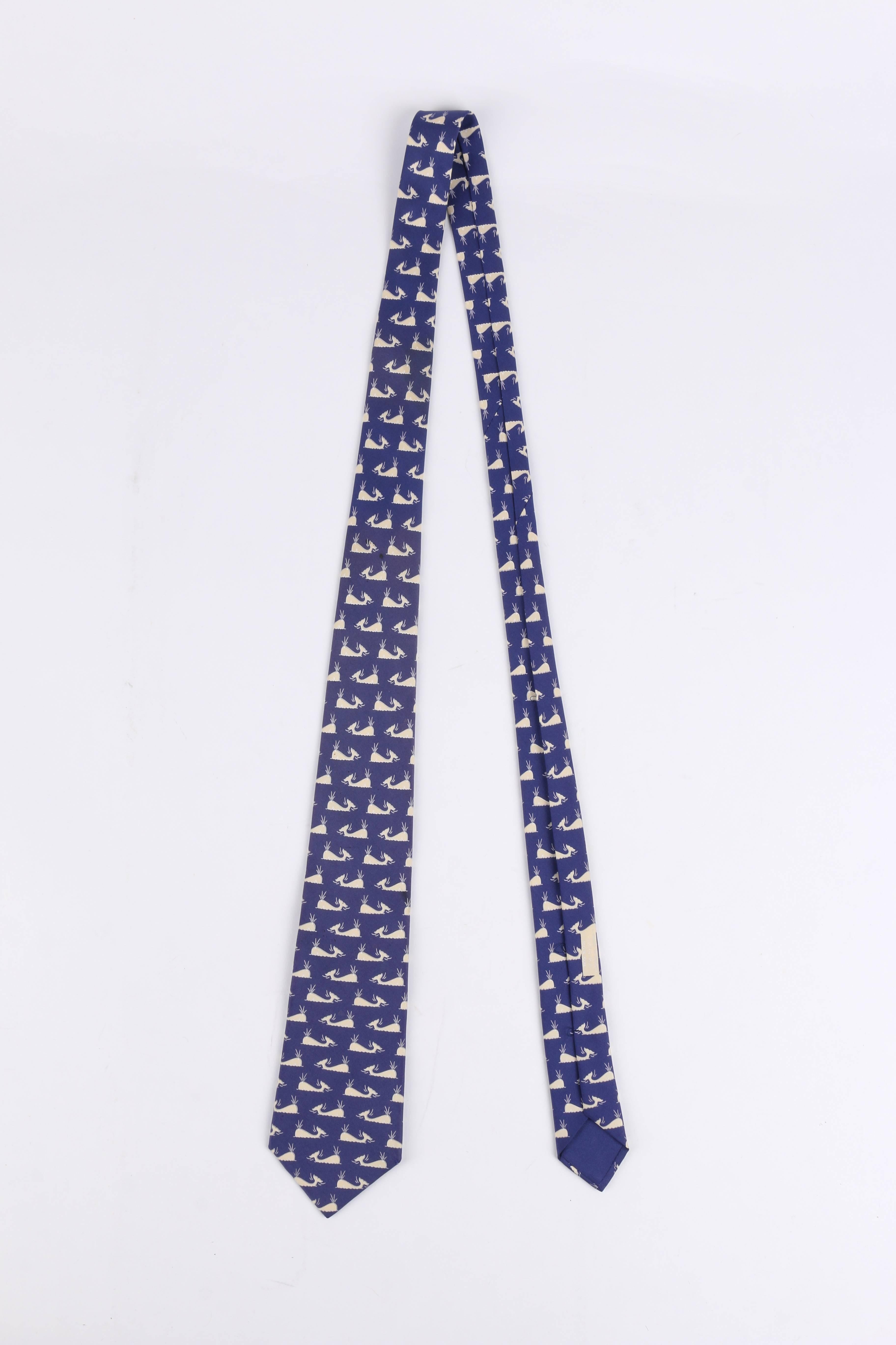Violet HERMES Cravate 5 plis en soie bleu royal blanc cassé imprimé baleine 7294 EA