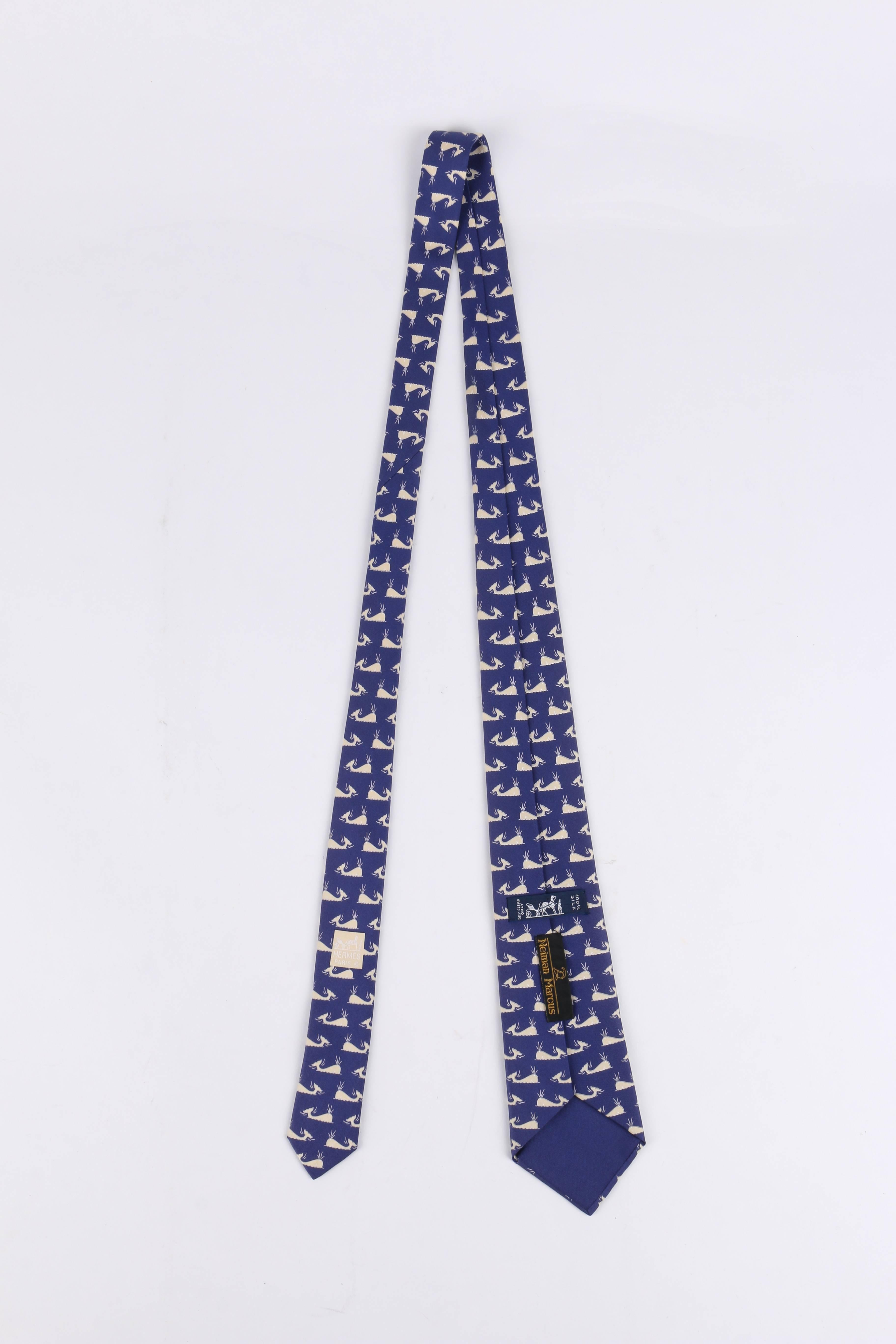 HERMES Cravate 5 plis en soie bleu royal blanc cassé imprimé baleine 7294 EA Excellent état à Thiensville, WI