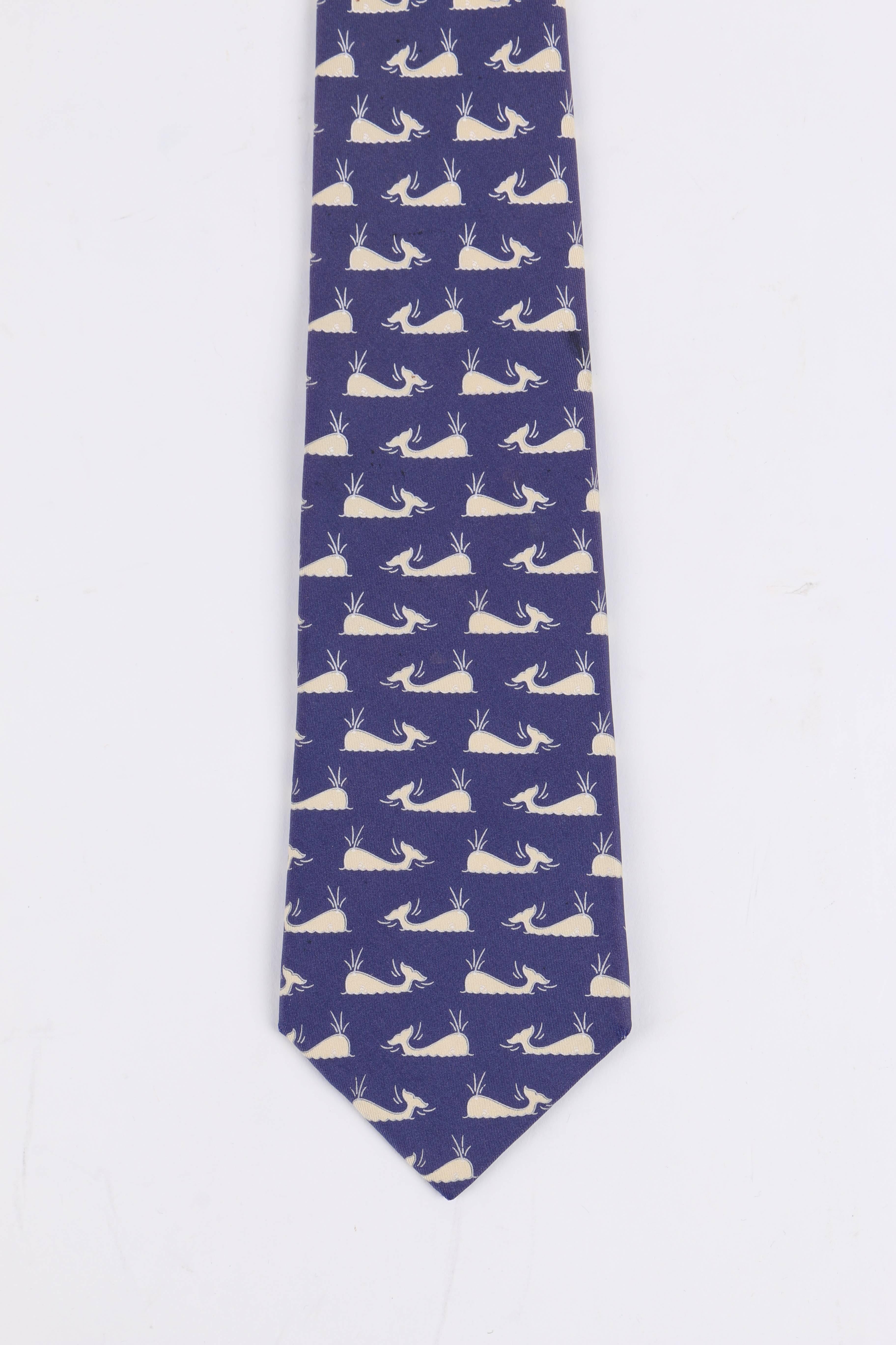  HERMES Cravate 5 plis en soie bleu royal blanc cassé imprimé baleine 7294 EA Pour hommes 