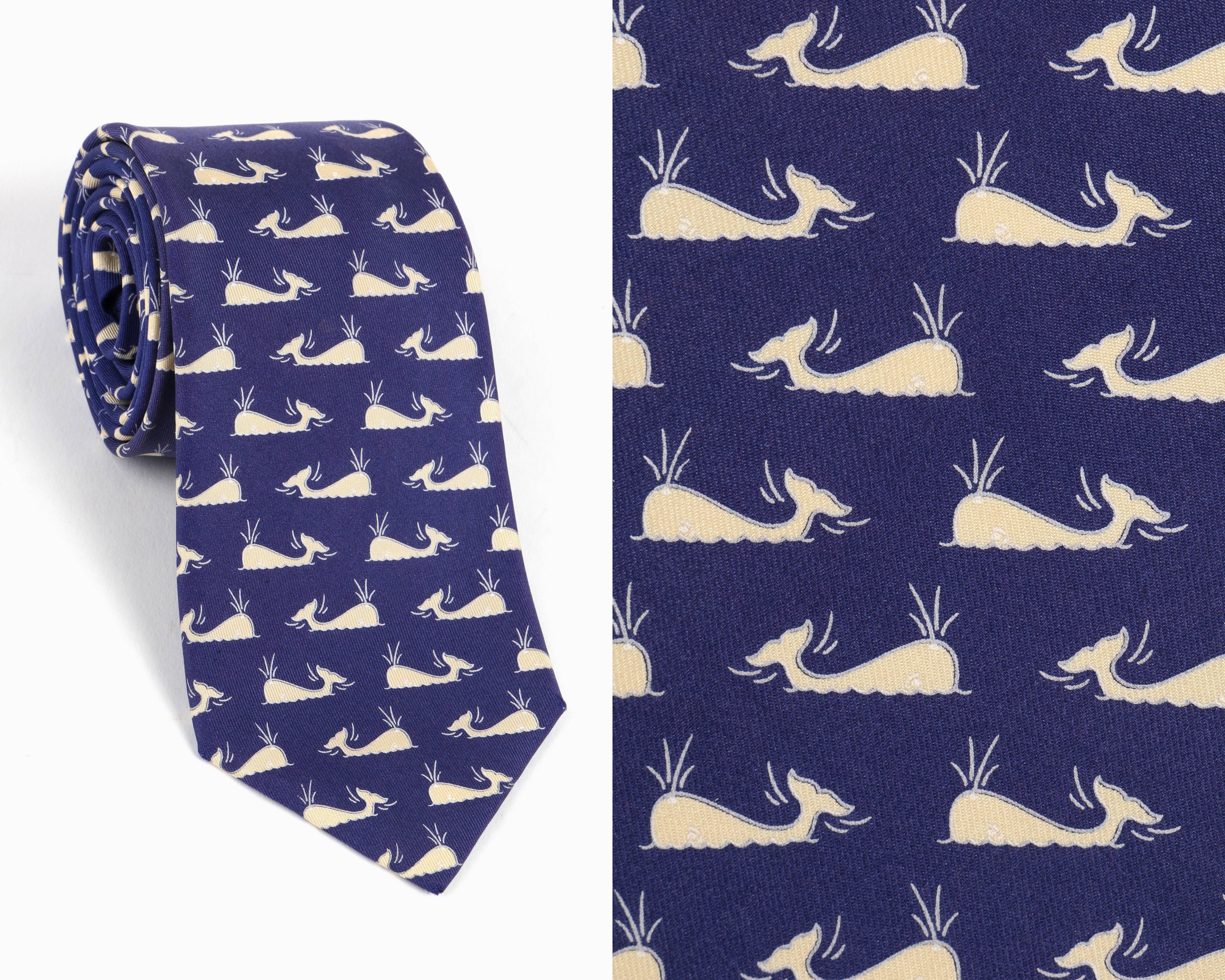 Cravate Hermès pour Neiman Marcus bleu marine et blanc cassé avec impression de baleine sur l'océan. Logo Hermès imprimé sur la queue de la cravate. 5 plis. Numéro de série 7294 EA. Contenu du tissu marqué : 