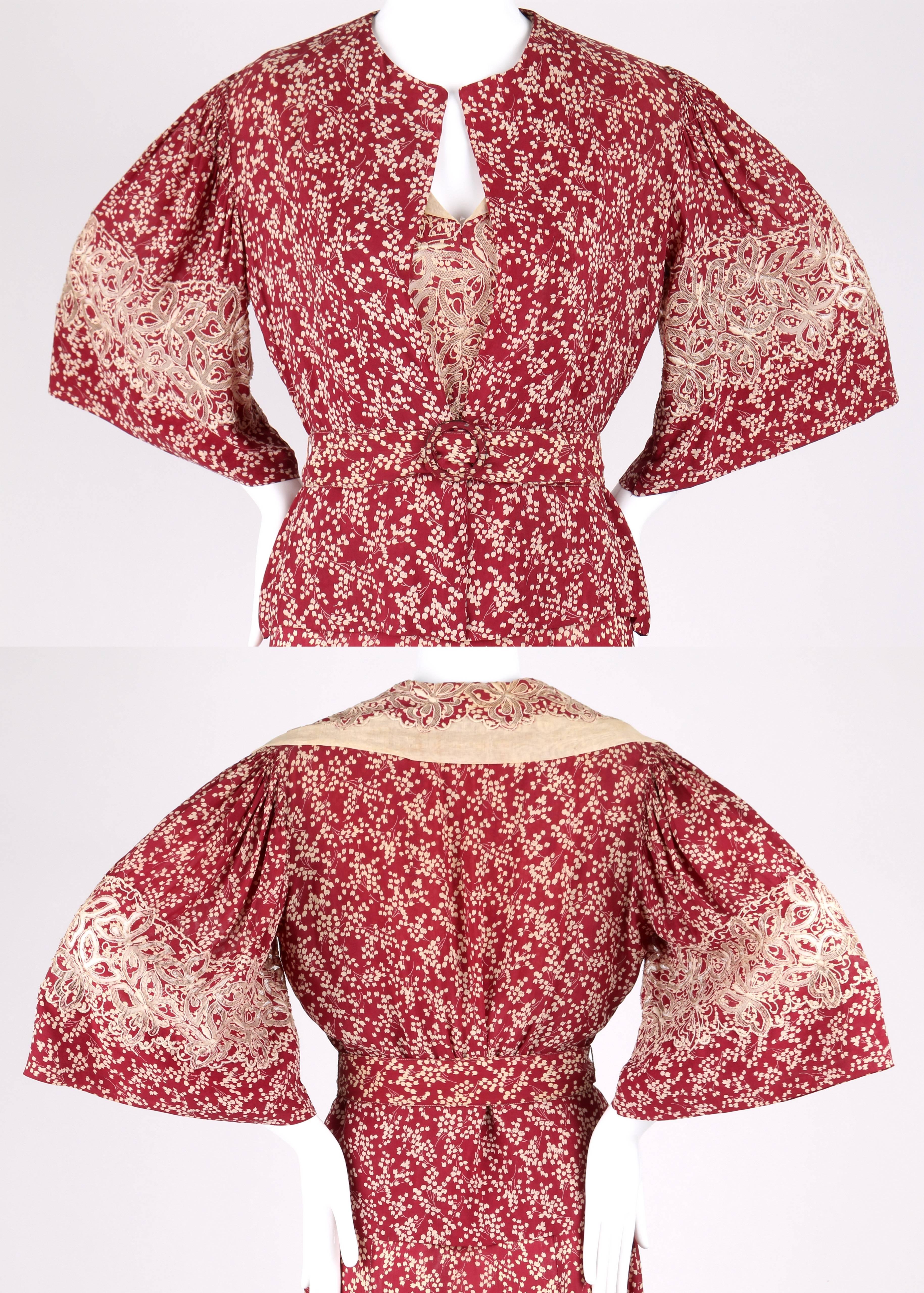 MADELEINE VIONNET ca. 1930er Jahre nummeriertes burgunderrotes cremefarbenes Kleid Jacke Gürtel-Set im Zustand „Gut“ in Thiensville, WI