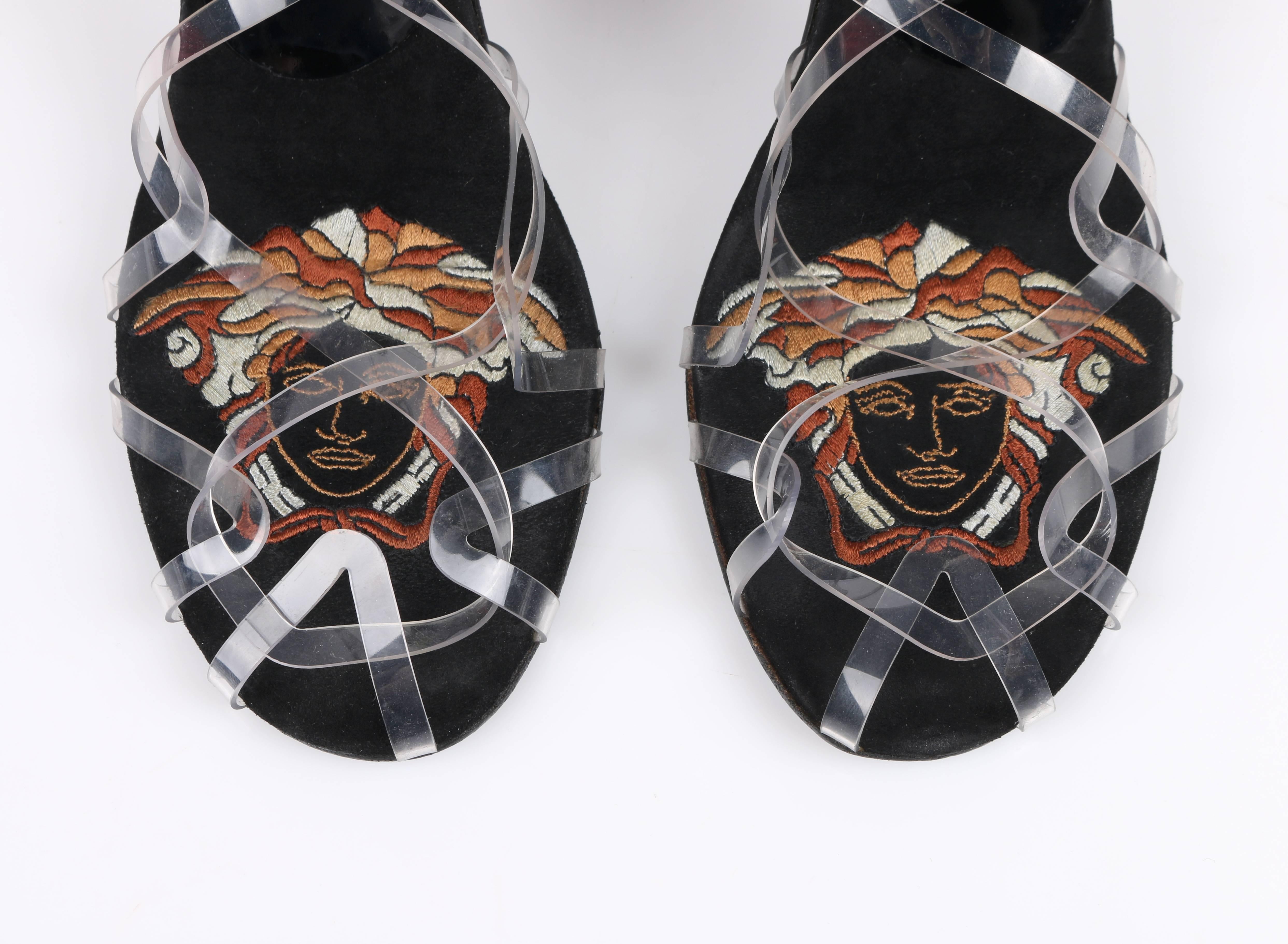 ATELIER VERSACE Chaussures à talons en plumes de paon Medusa avec croix croisée transparente noire, Taille 40 en vente 1