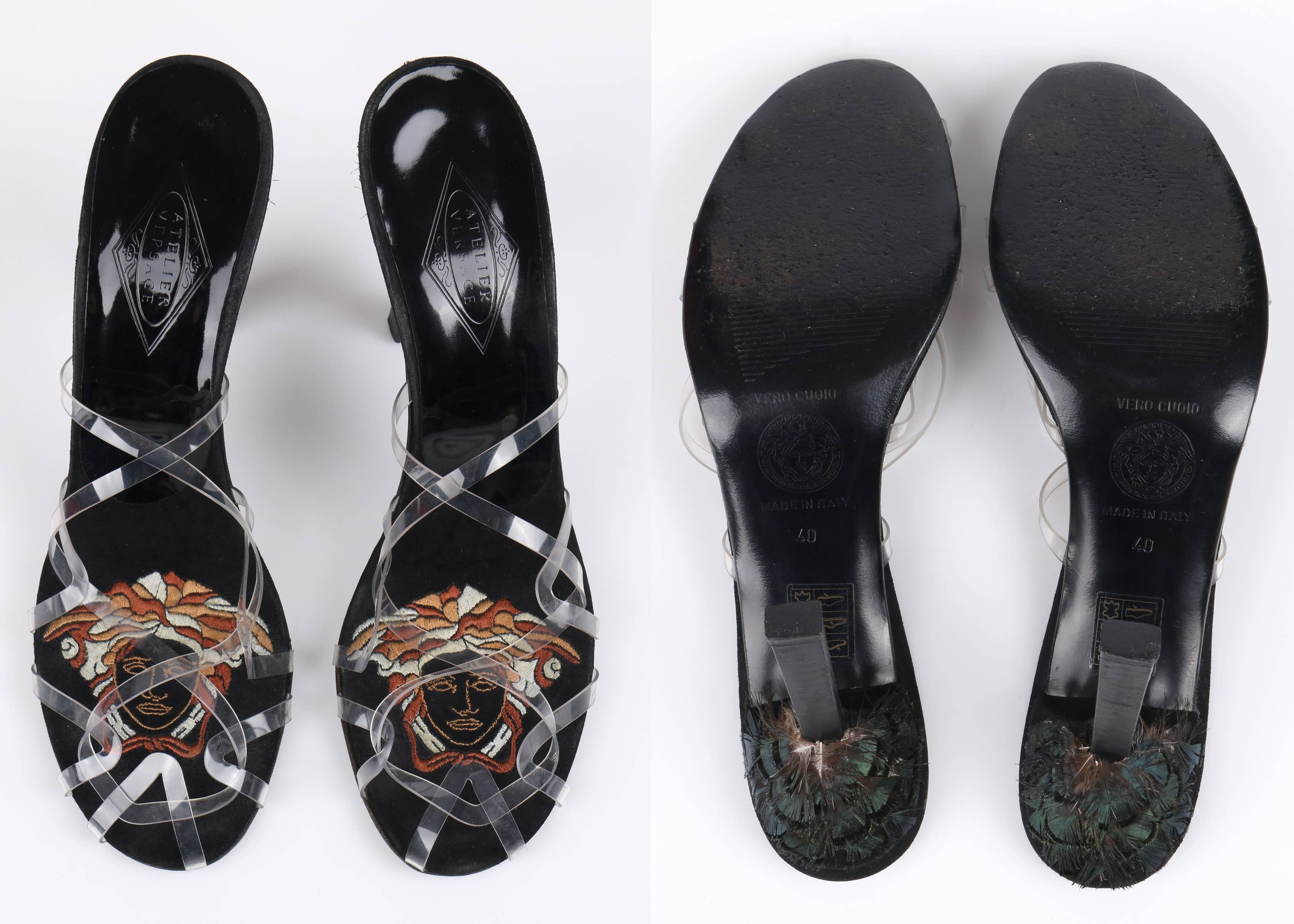 ATELIER VERSACE Chaussures à talons en plumes de paon Medusa avec croix croisée transparente noire, Taille 40 en vente 3
