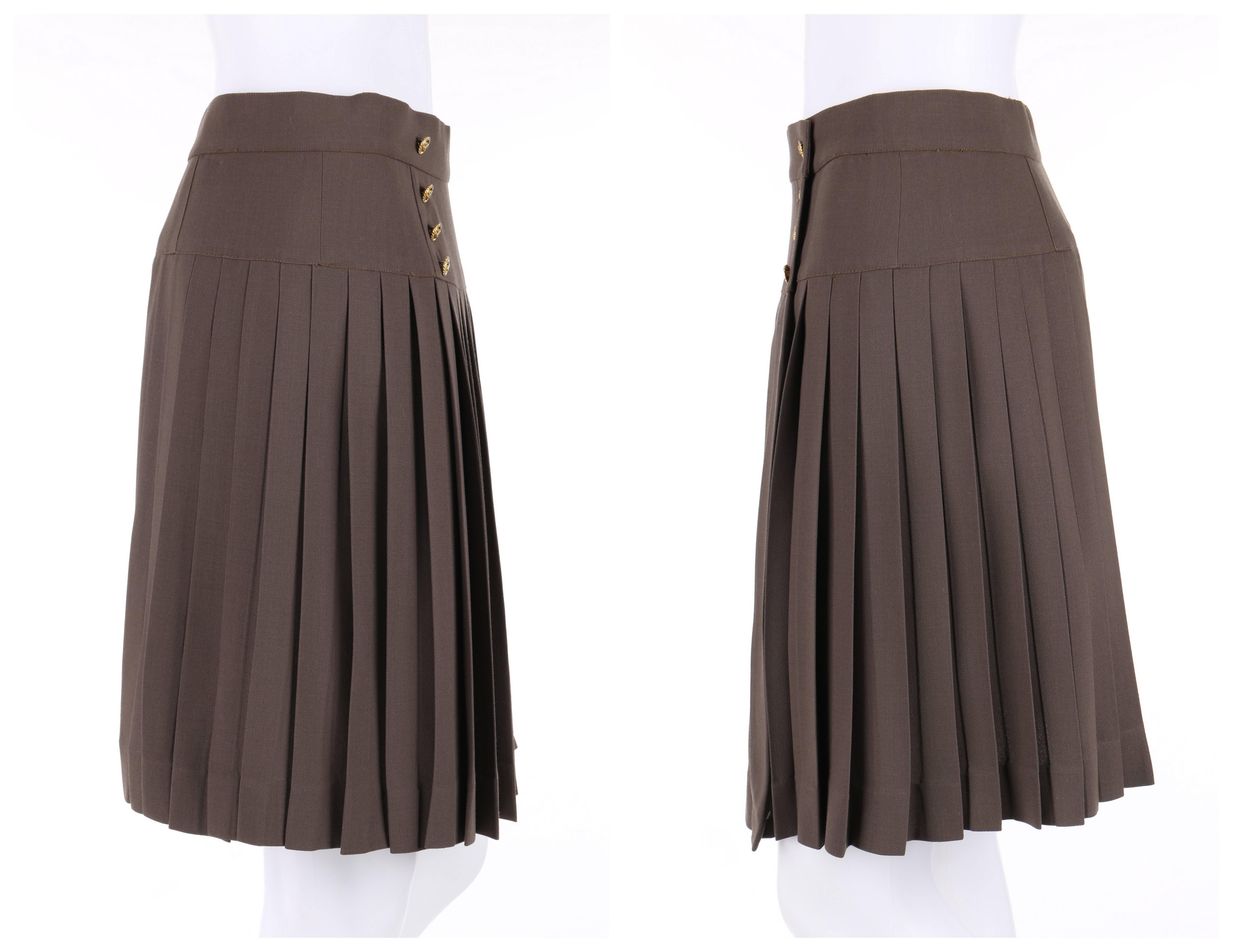 button pleated skirt