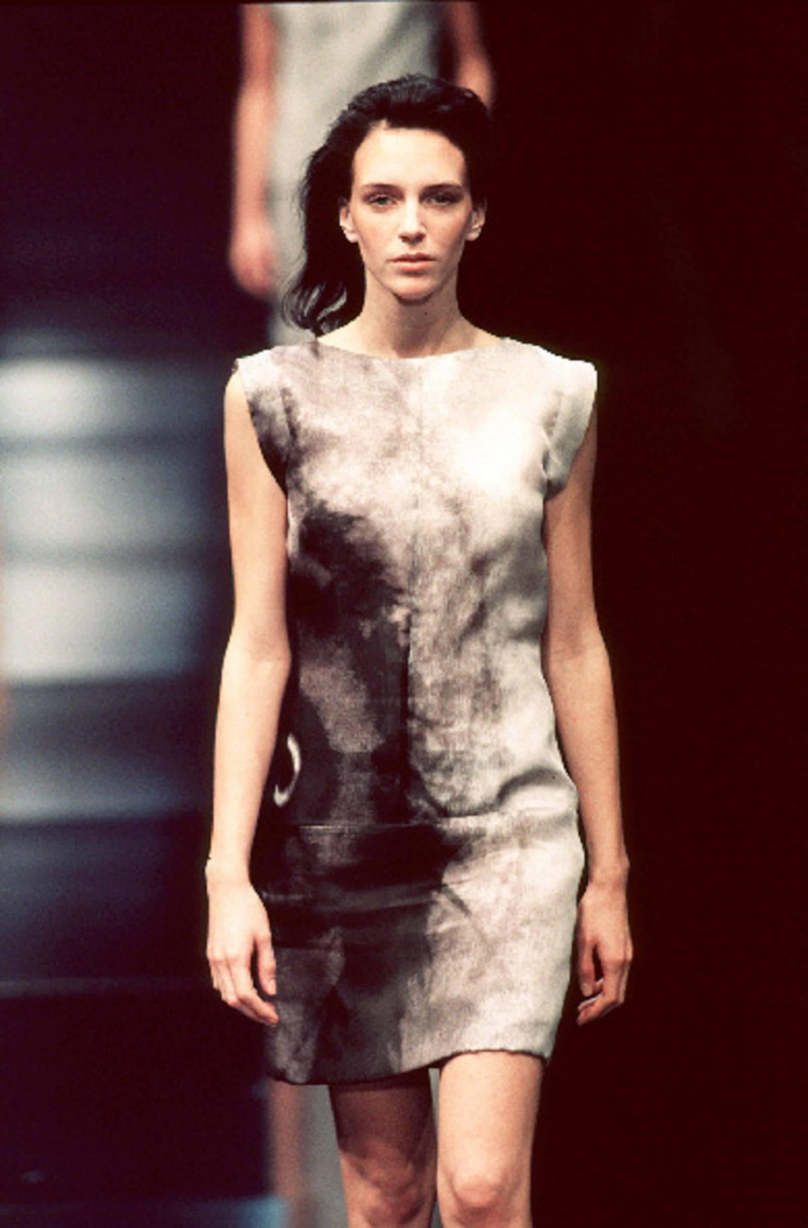 GIVENCHY Couture S/S 1999 ALEXANDER McQUEEN Robe imprimée œil abstrait noir et blanc en vente 5