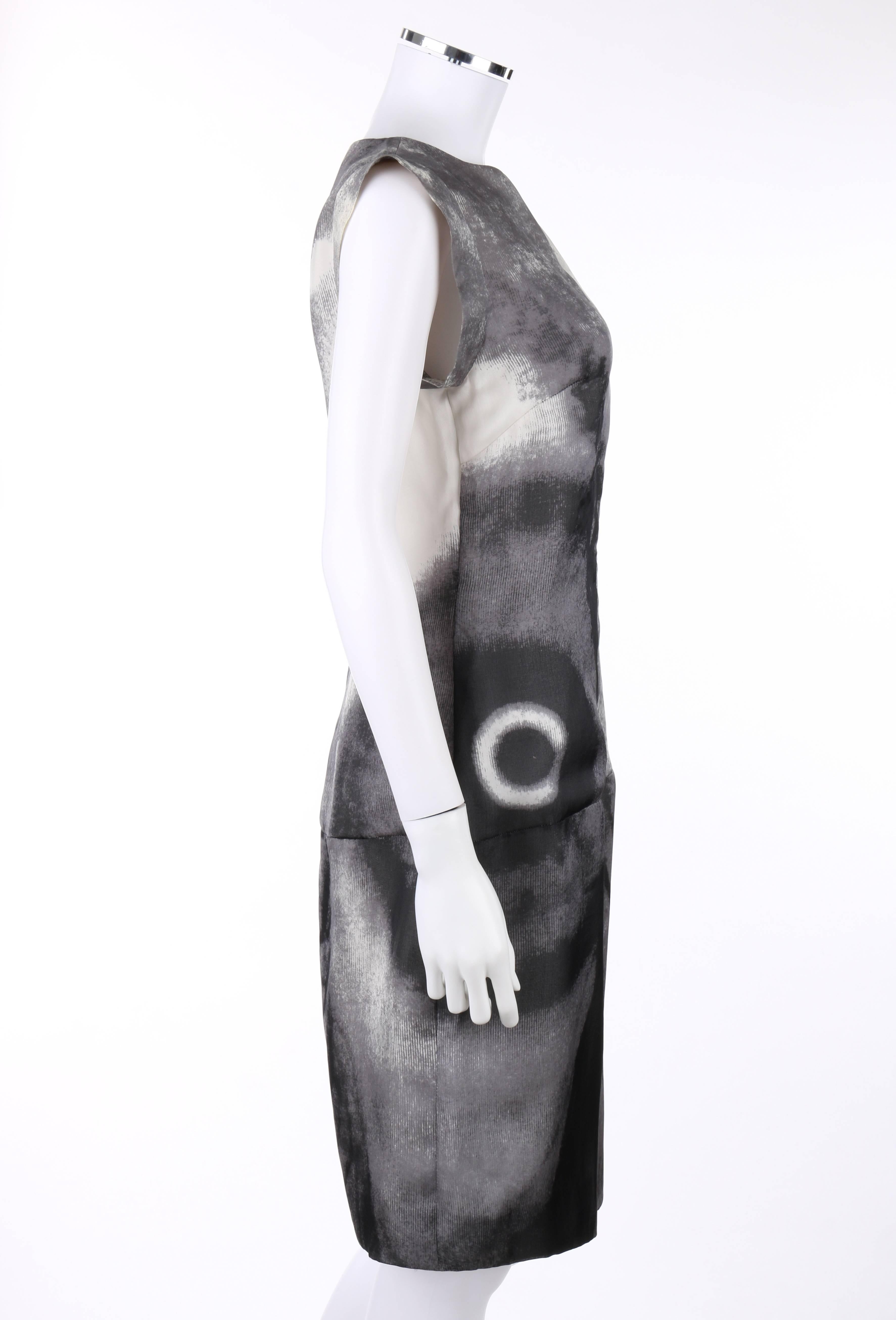 Gris GIVENCHY Couture S/S 1999 ALEXANDER McQUEEN Robe imprimée œil abstrait noir et blanc en vente