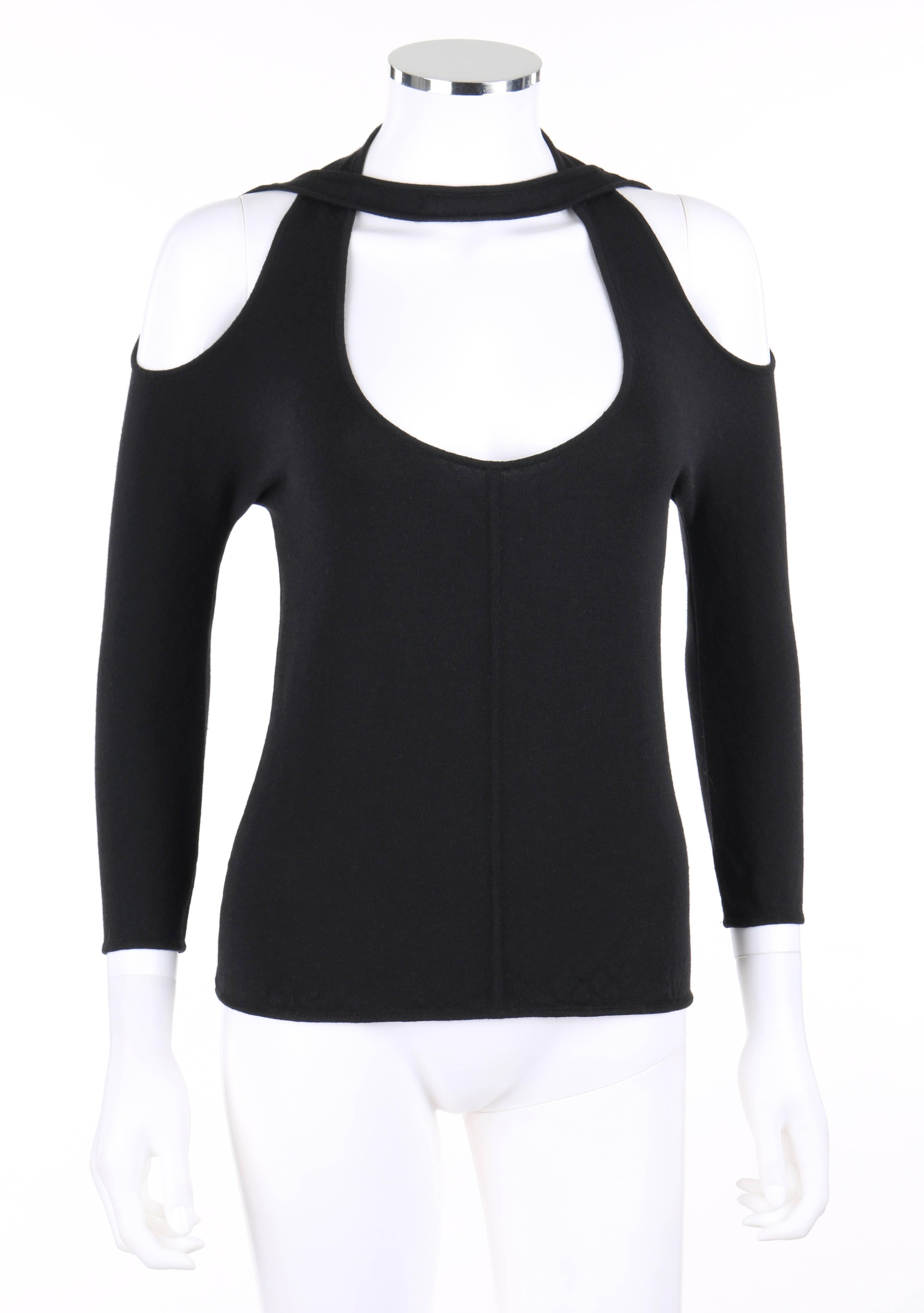Alexander McQueen P/E 2002, top nero a spalla aperta/fredda. Dalla collezione 