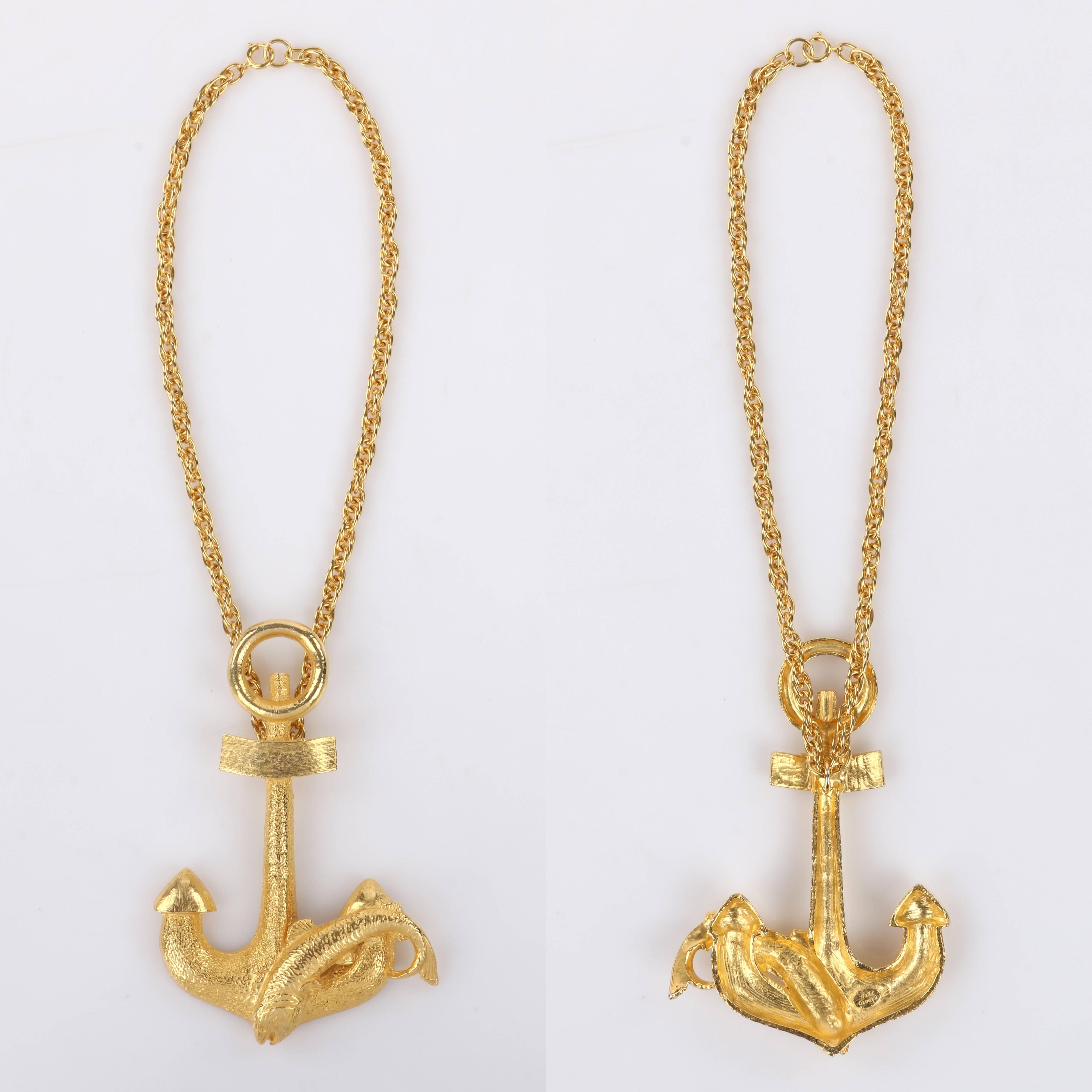 HATTIE CARNEGIE ca. 1970er Jahre große Statement-Halskette aus Gold mit Fisch- und Anker-Anhänger Damen im Angebot