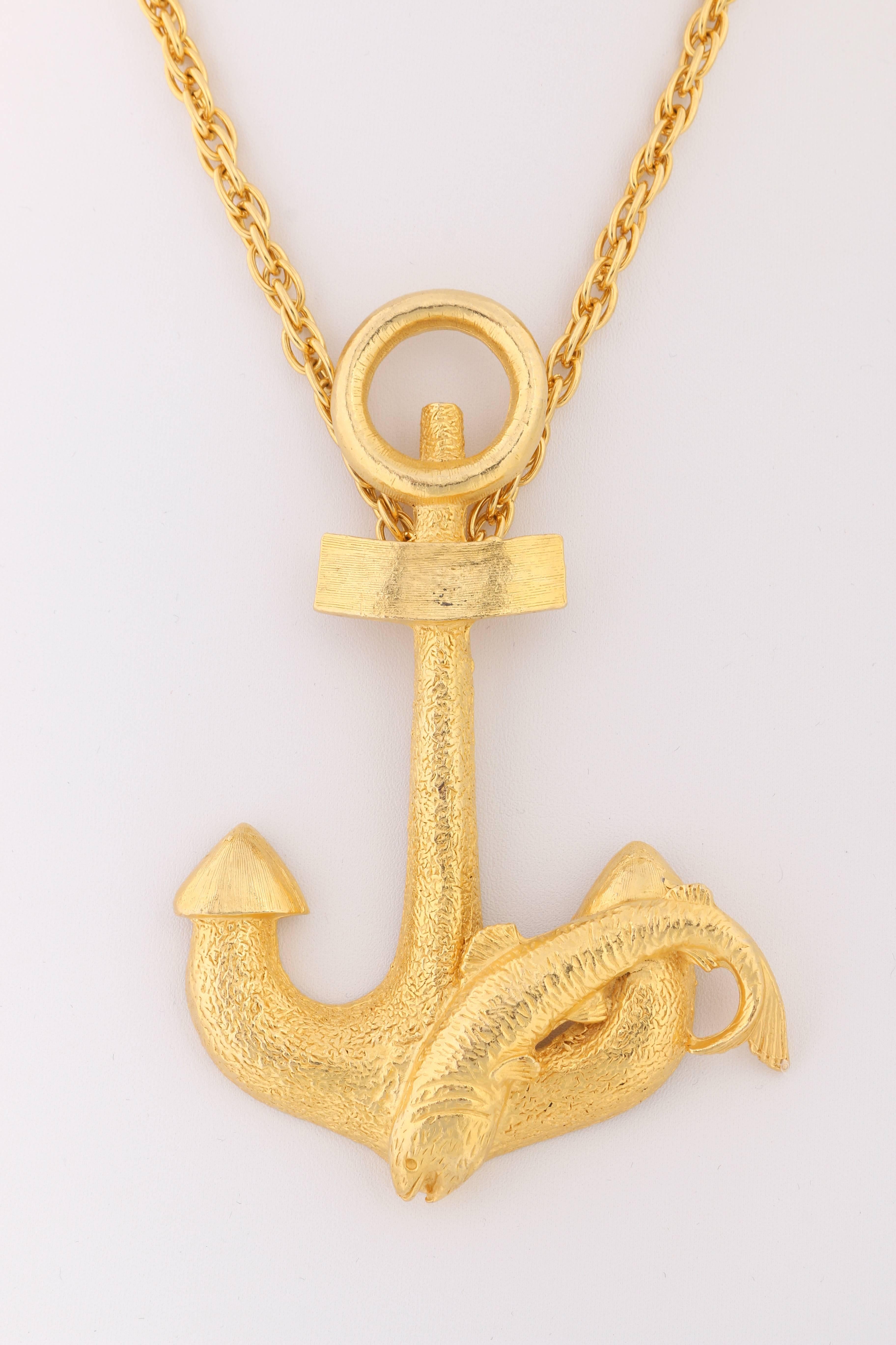 HATTIE CARNEGIE ca. 1970er Jahre große Statement-Halskette aus Gold mit Fisch- und Anker-Anhänger im Zustand „Gut“ im Angebot in Thiensville, WI
