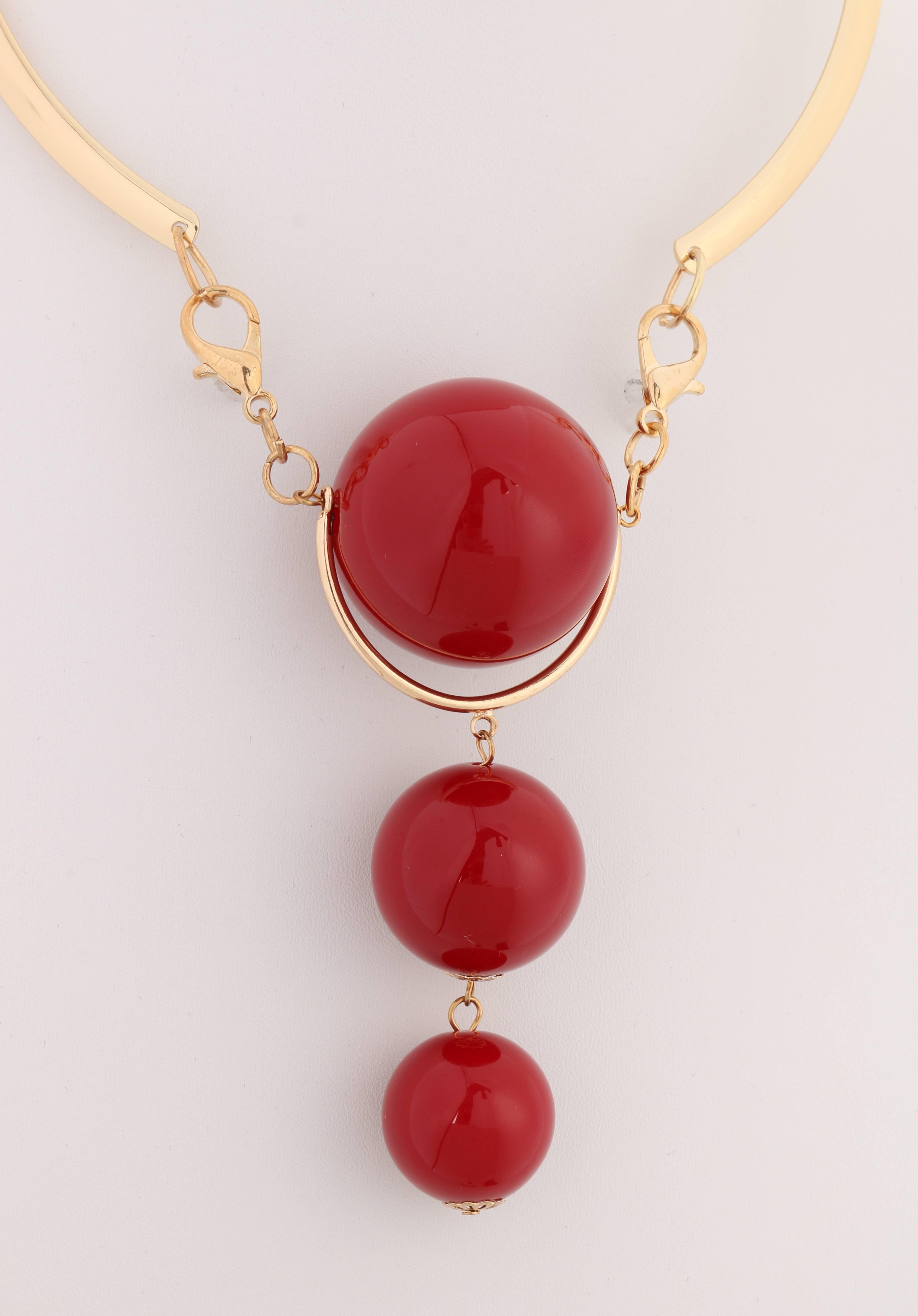 Vintage Versace c.1980's new old stock gold & red modernist sphere pendant choker designed by Ugo Correani. Large modernist pendant made up of three red glossy plastic spheres in varying sizes (38mm - 25mm). Bottom two spheres hang from a thin