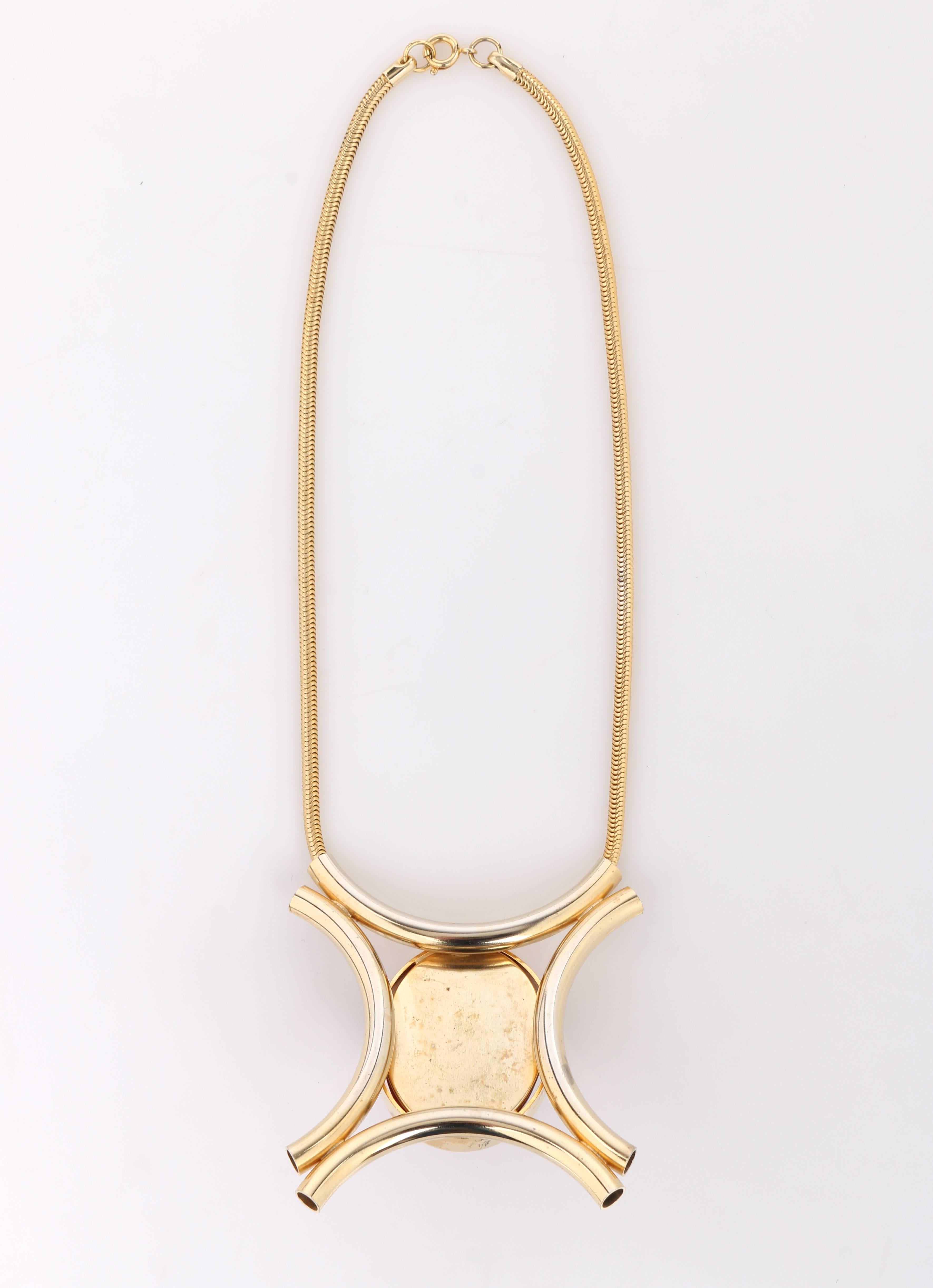 JULIANA D&E, collier pendentif moderniste en or avec cabochon orange brûlé des années 1970 Bon état - En vente à Thiensville, WI
