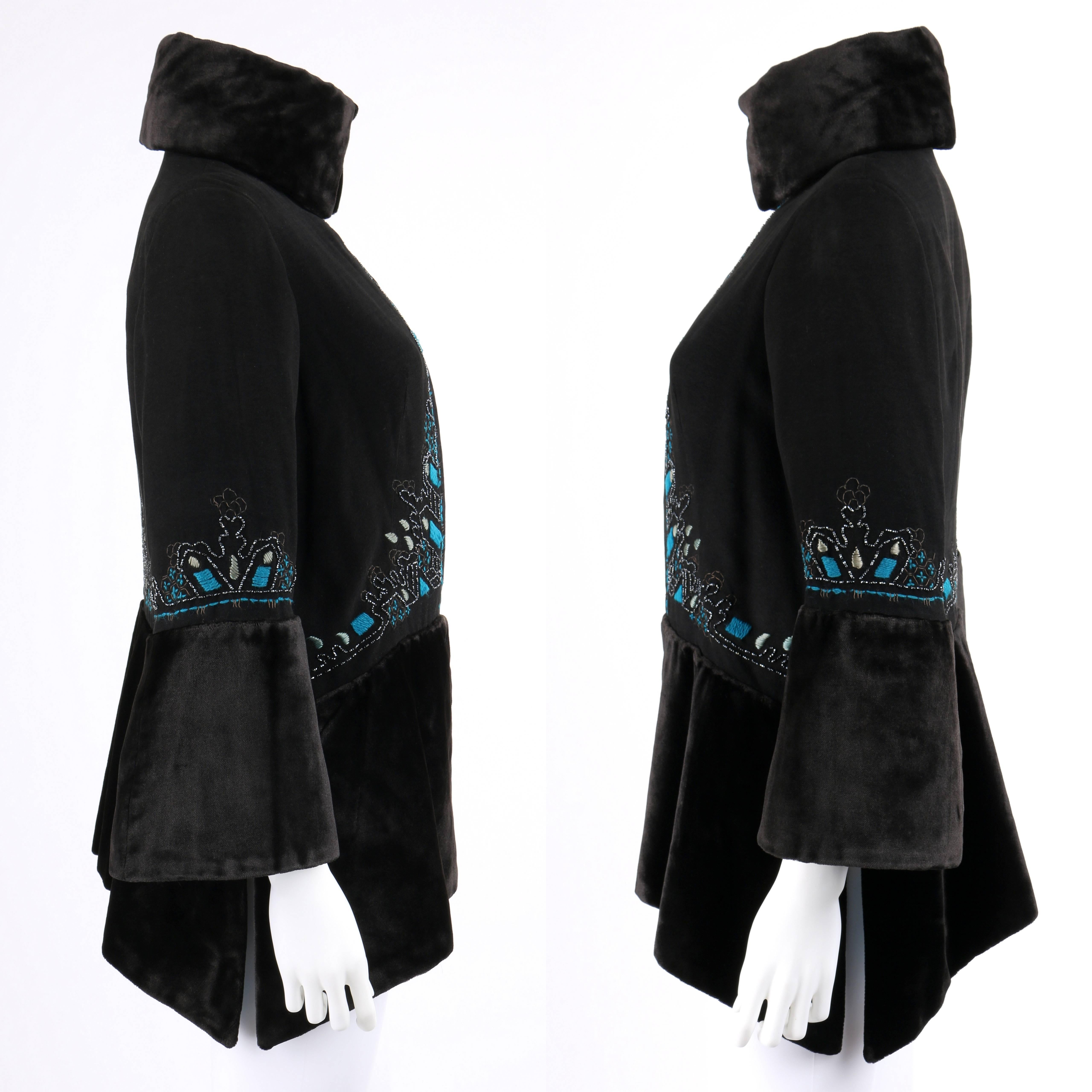 COUTURE c.1910's Edwardianische bestickte Jacke mit schwarzem Pfau und blauem Samtdetail (Schwarz) im Angebot