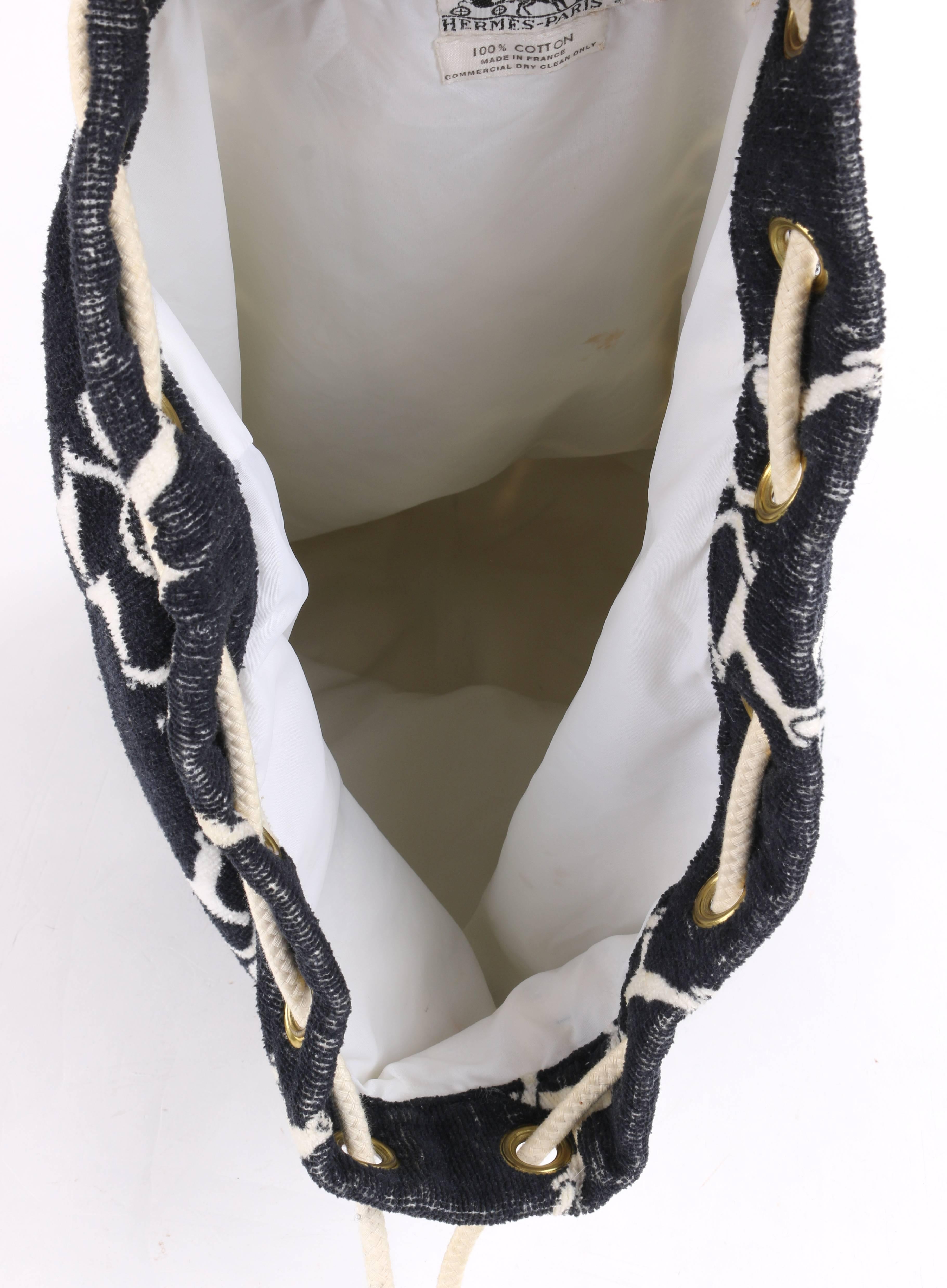 HERMES c.1980's 2pc Navy & White Horse Bit Strandtuch Drawstring Bucket Bag Set für Damen oder Herren im Angebot