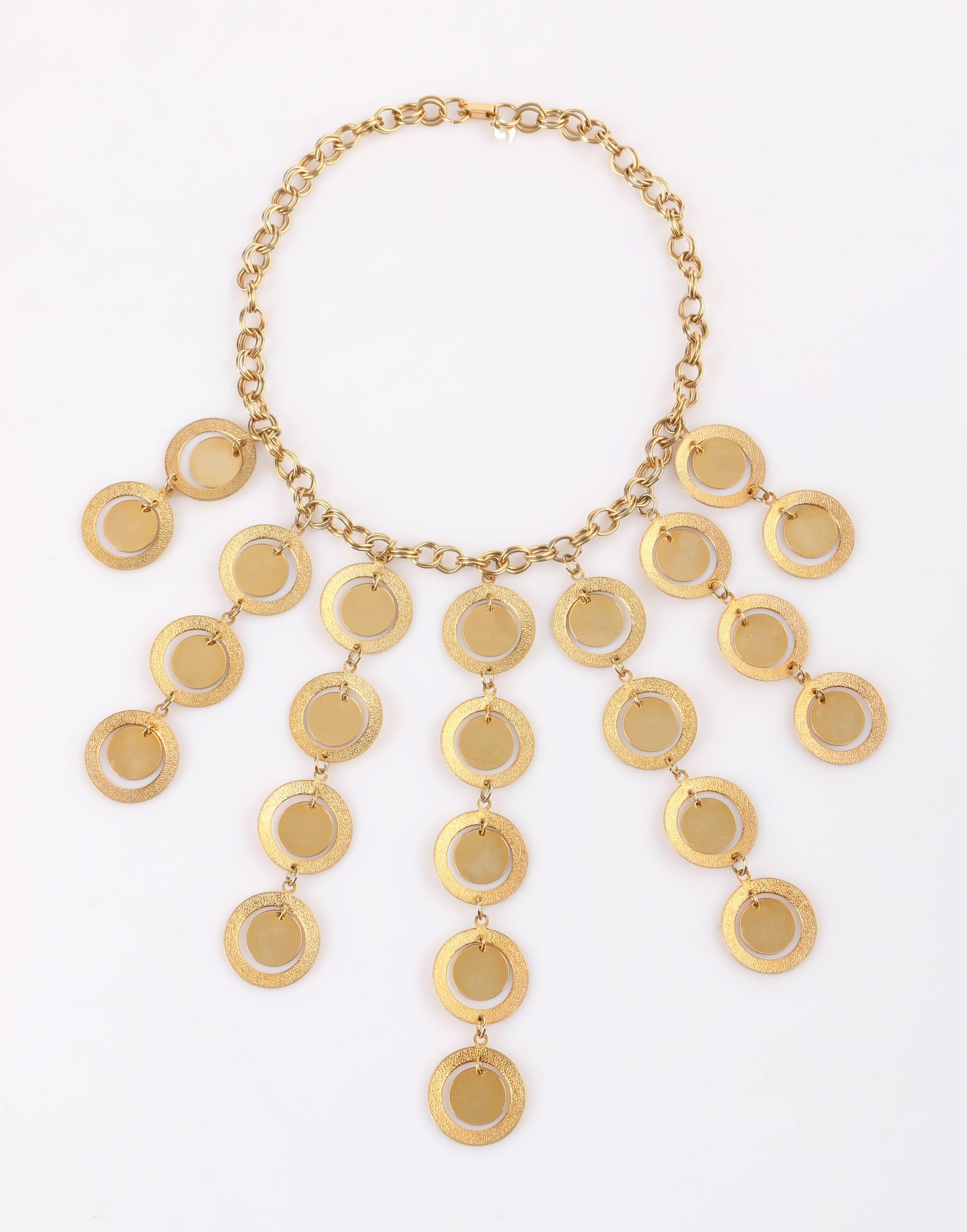 PIERRE CARDIN ca. 1960er Jahre Gold Modernistische Scheiben-Kronleuchter Bib-Halskette im Zustand „Gut“ im Angebot in Thiensville, WI
