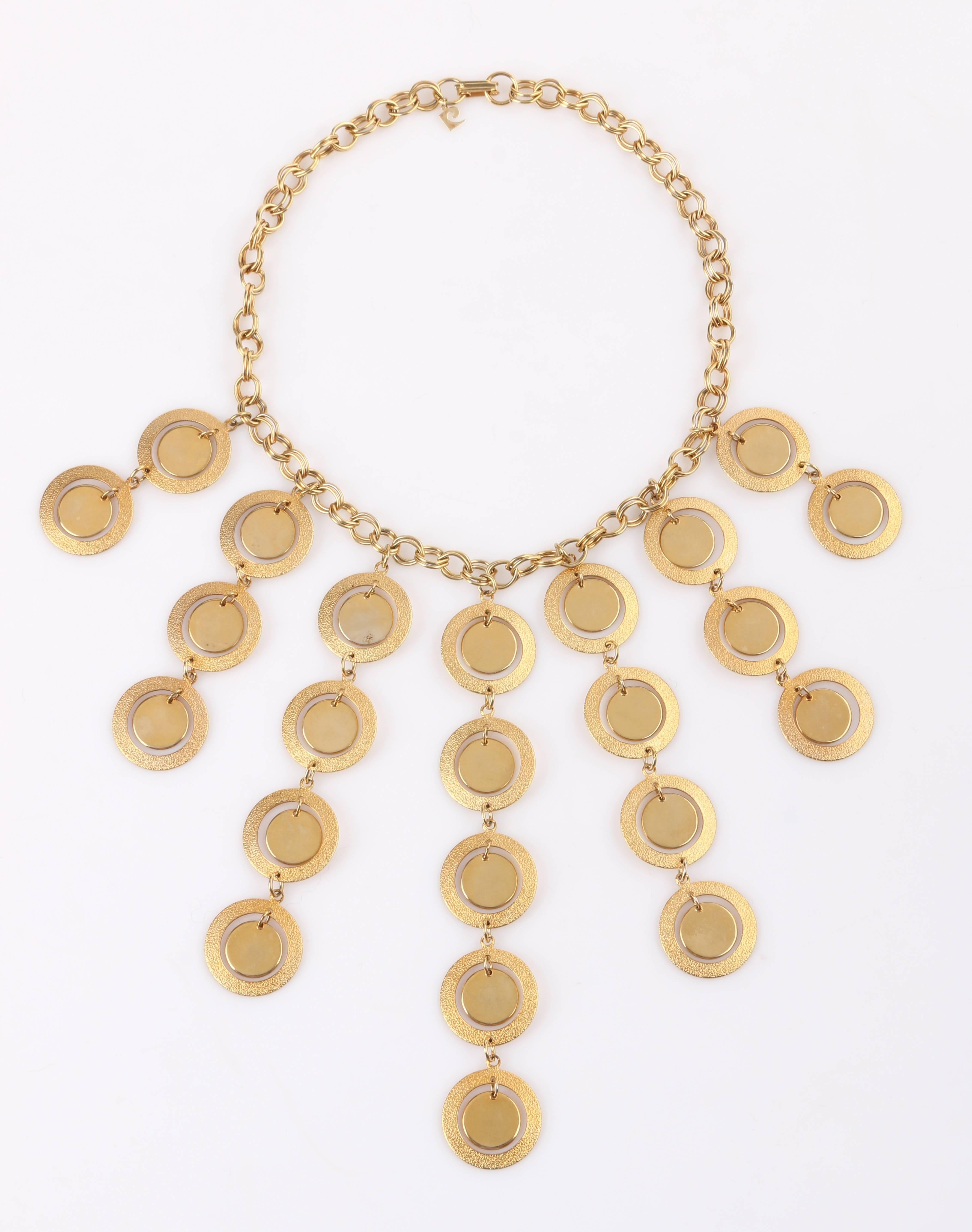 Vintage Pierre Cardin A.I.C. c.1960's gold modernist disc chandelier necklace. Sept gouttes de longueur variable, reliées entre elles par des liens en métal doré. Chaque goutte est composée d'anneaux extérieurs en métal texturé et de disques