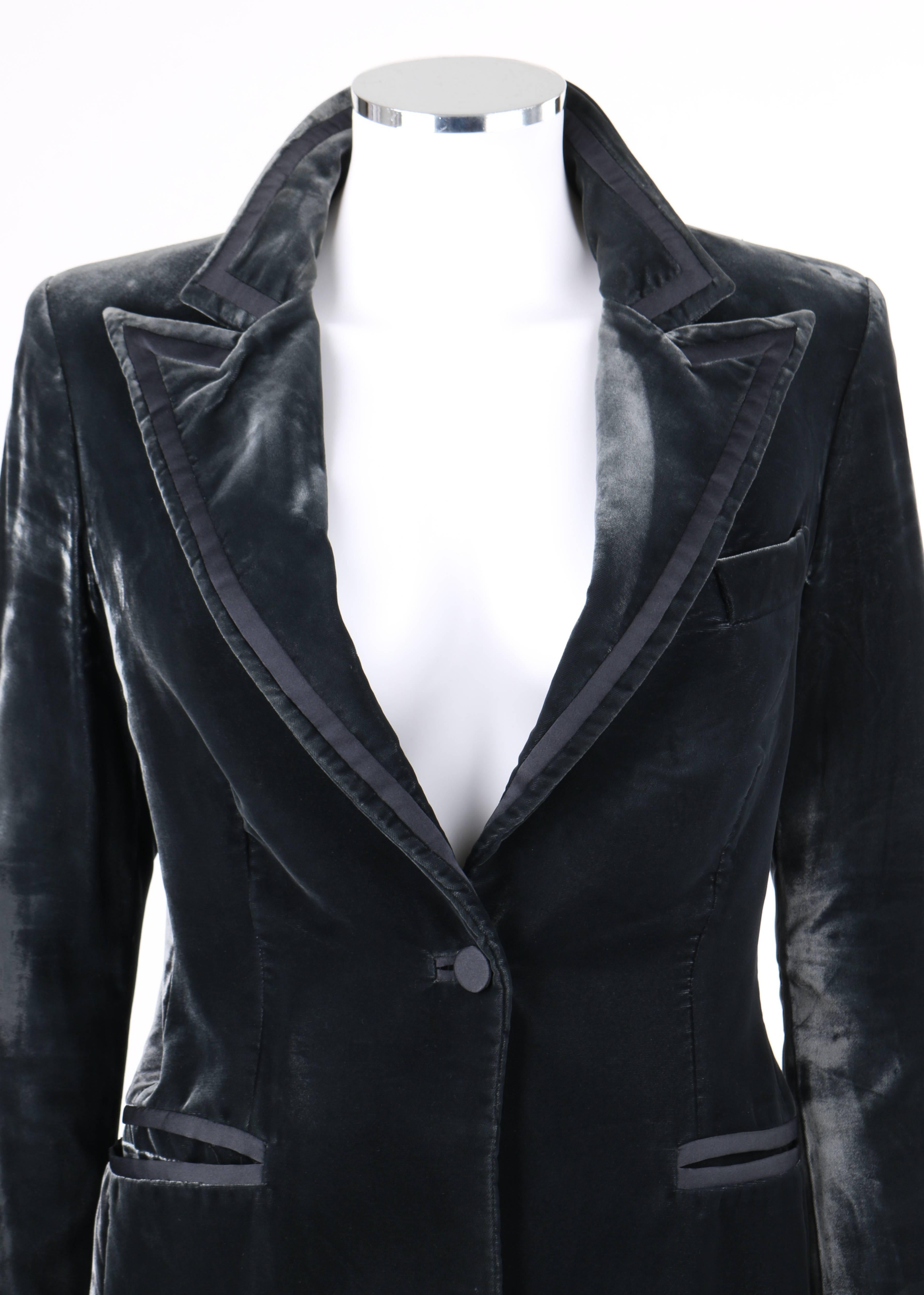GUCCI A/W 2004 TOM FORD Charcoal Gray Velvet Peak Lapel Tuxedo Jacket Blazer In Good Condition In Thiensville, WI