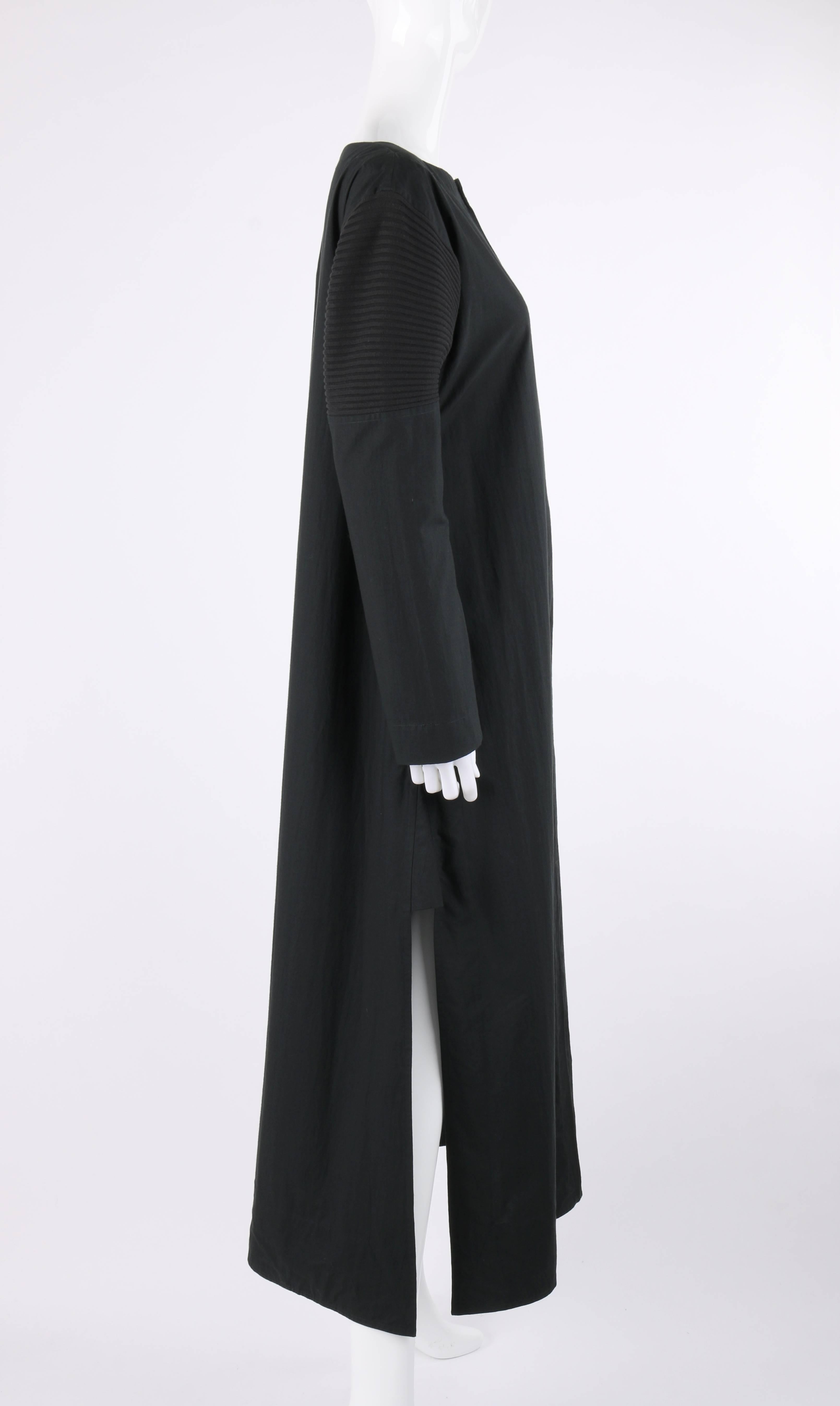 ISSEY MIYAKE Schwarzes langärmeliges Mantelkleid mit Rippenstrickdetail in voller Länge im Zustand „Gut“ im Angebot in Thiensville, WI