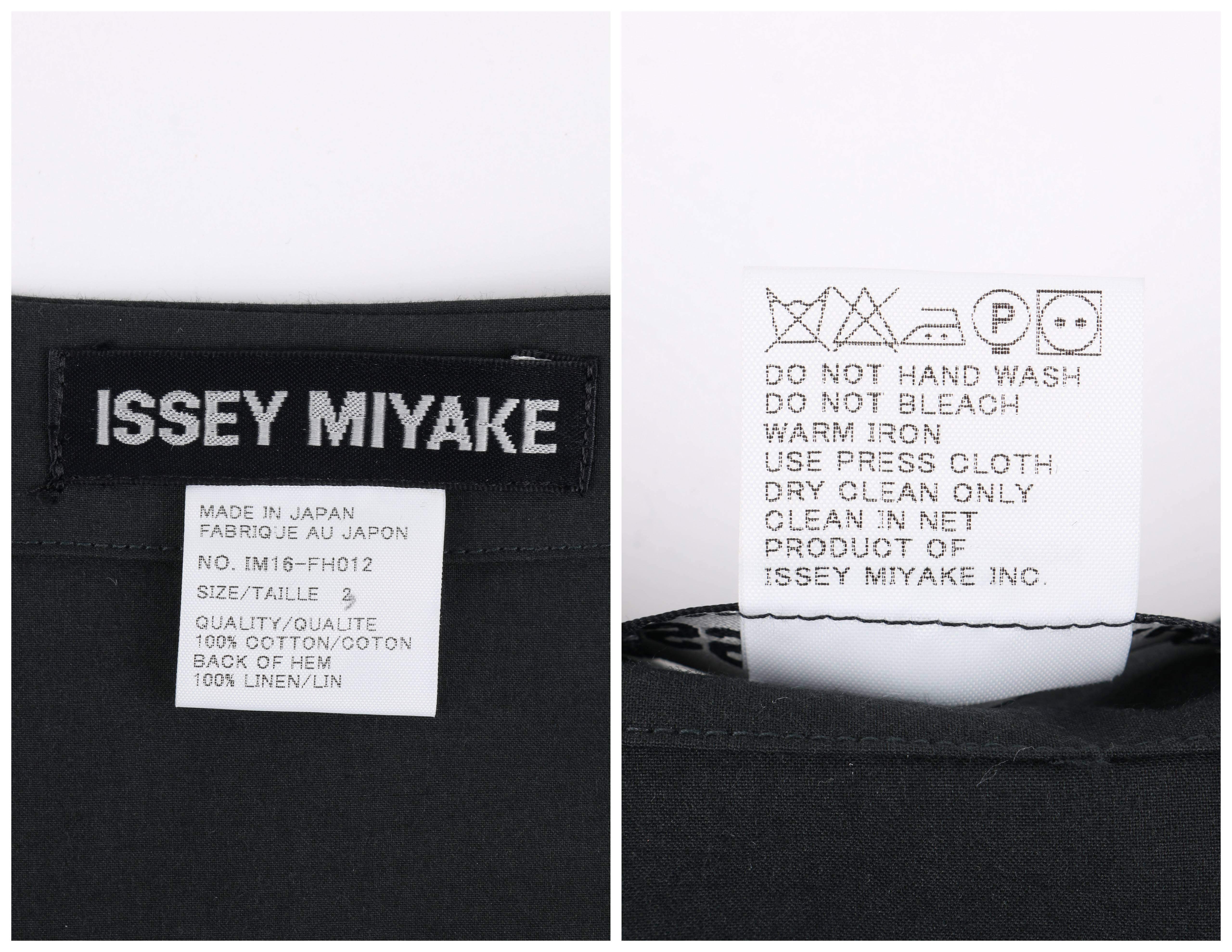 ISSEY MIYAKE Schwarzes langärmeliges Mantelkleid mit Rippenstrickdetail in voller Länge im Angebot 3