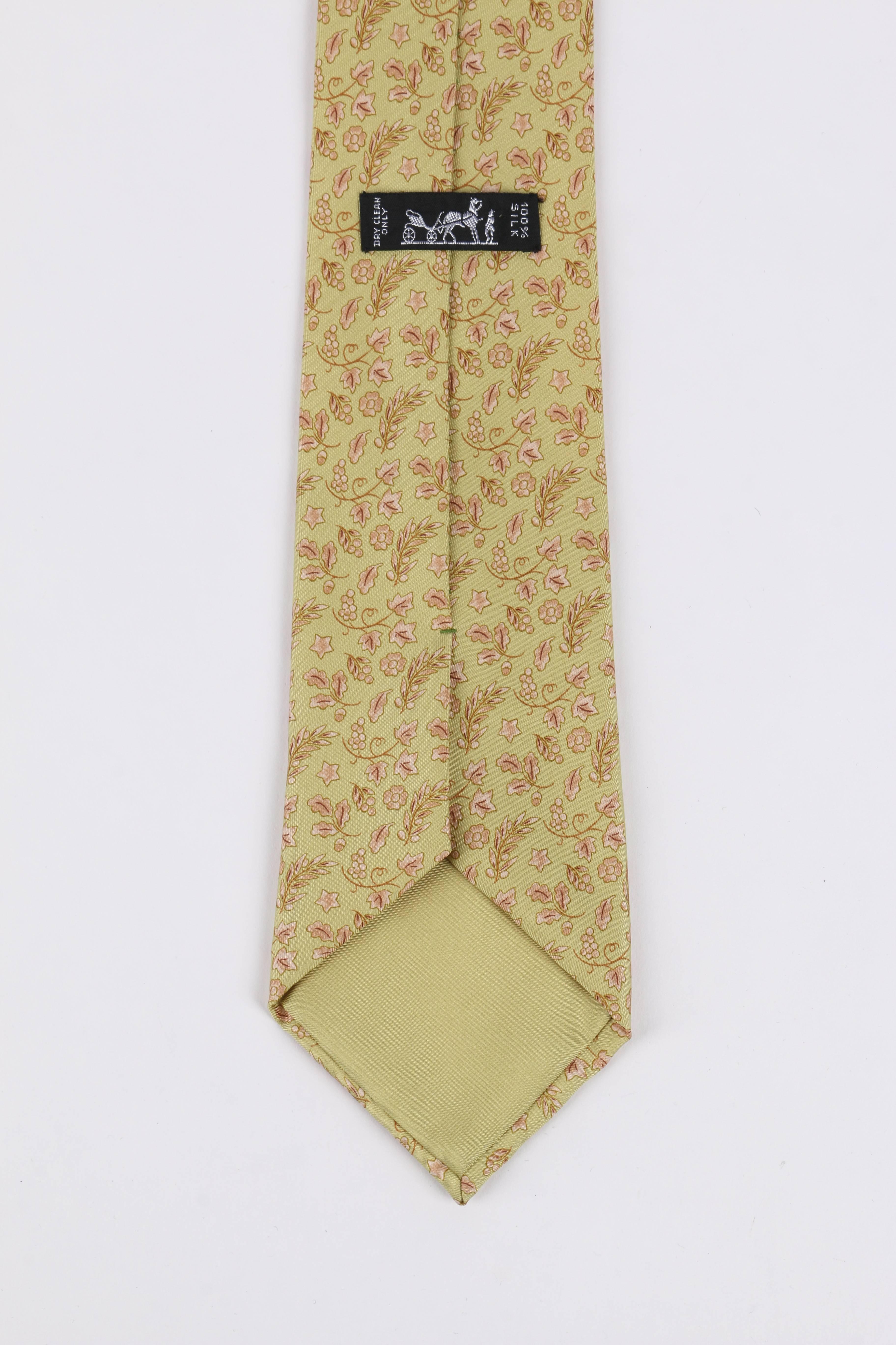 HERMES Chartreuse Grape Vine Foliage Print Silk 5 Fold Necktie Tie 7934 MA In Excellent Condition In Thiensville, WI