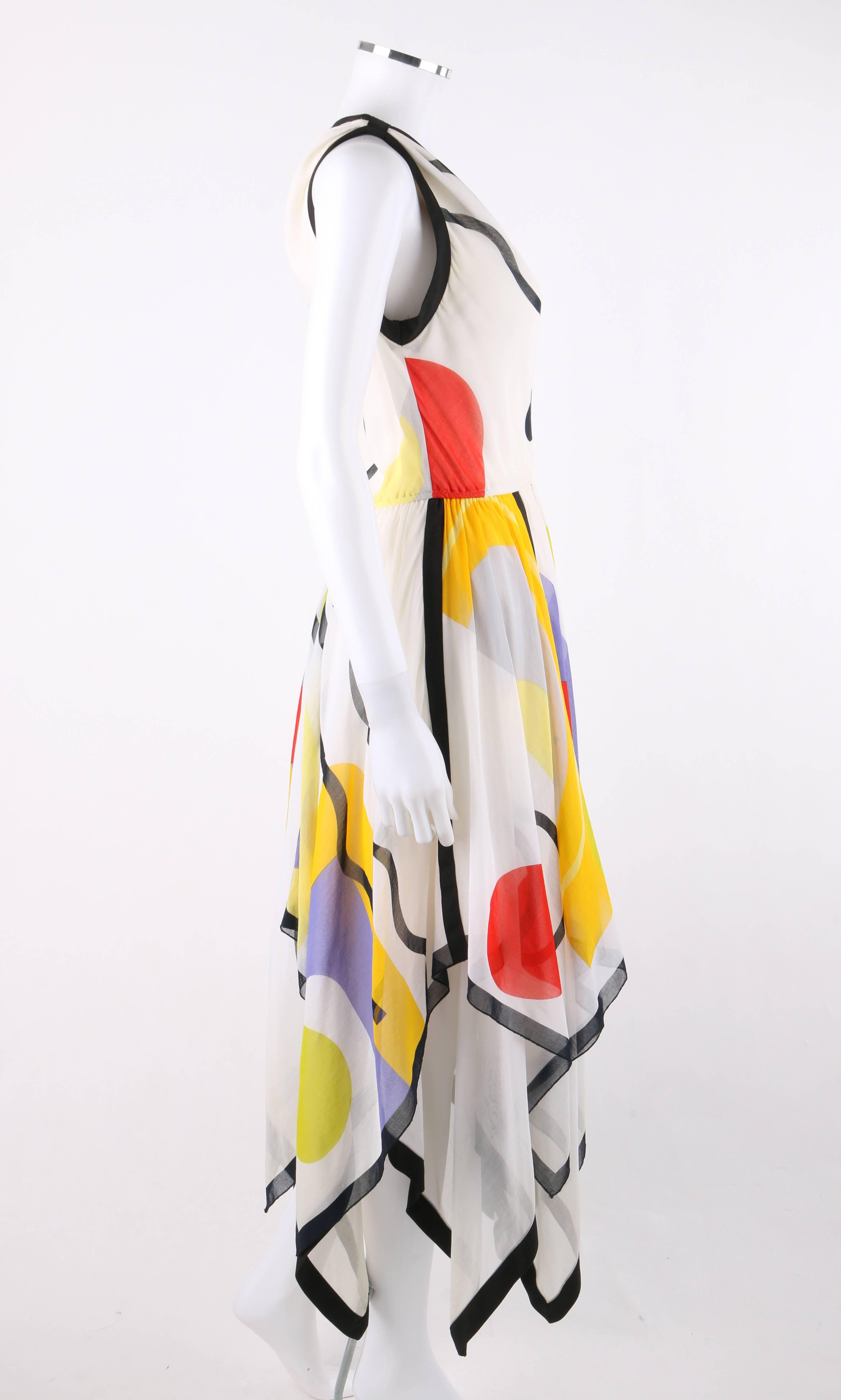 LOUIS FERAUD0: weißes One-Shoulder-Kleid mit geometrischem Druck und Taschentuchsaum,  um 1990 (Weiß) im Angebot