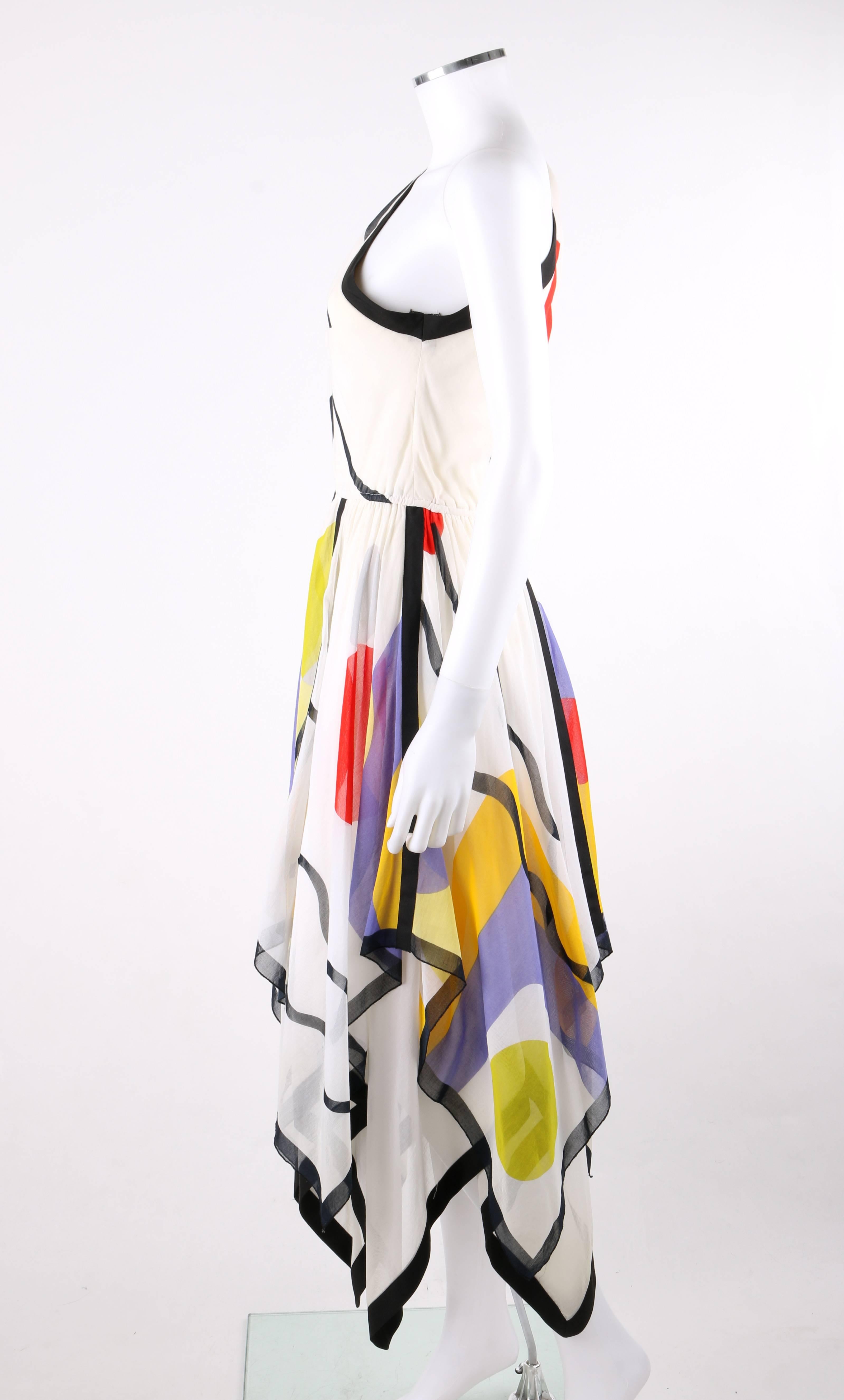 LOUIS FERAUD0: weißes One-Shoulder-Kleid mit geometrischem Druck und Taschentuchsaum,  um 1990 Damen im Angebot