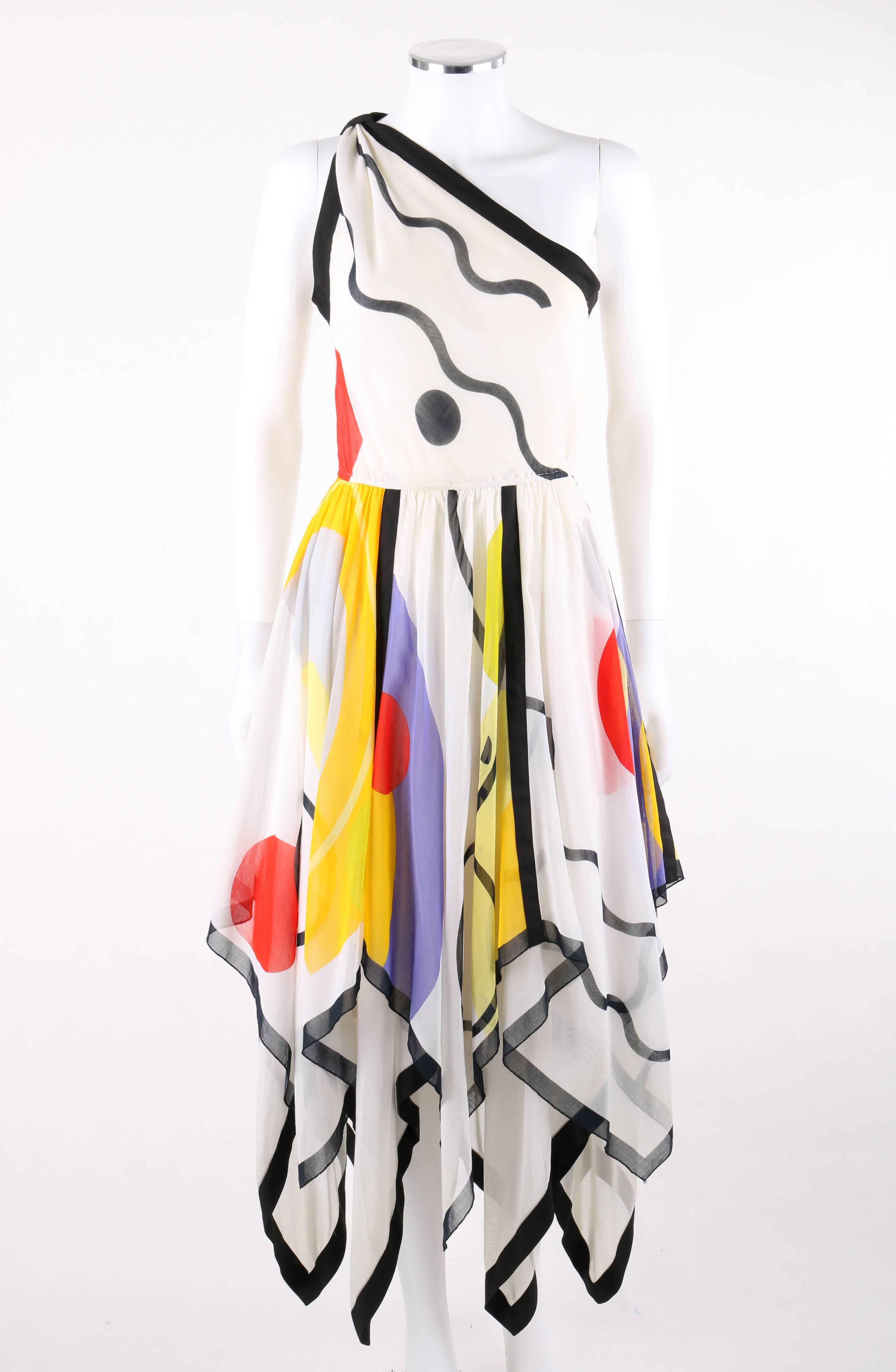 Louis Feraud um 1990: Geometrischer Druck auf einer Schulter, Kleid mit Taschentuch-Saum. Halbtransparenter weißer Baumwollvoile mit mehrfarbigem, geometrischem Druck in Rot, Gelb, Grün, Lila, Schwarz und Grau. Eine Schulter. Schwarze Stoffschlaufe