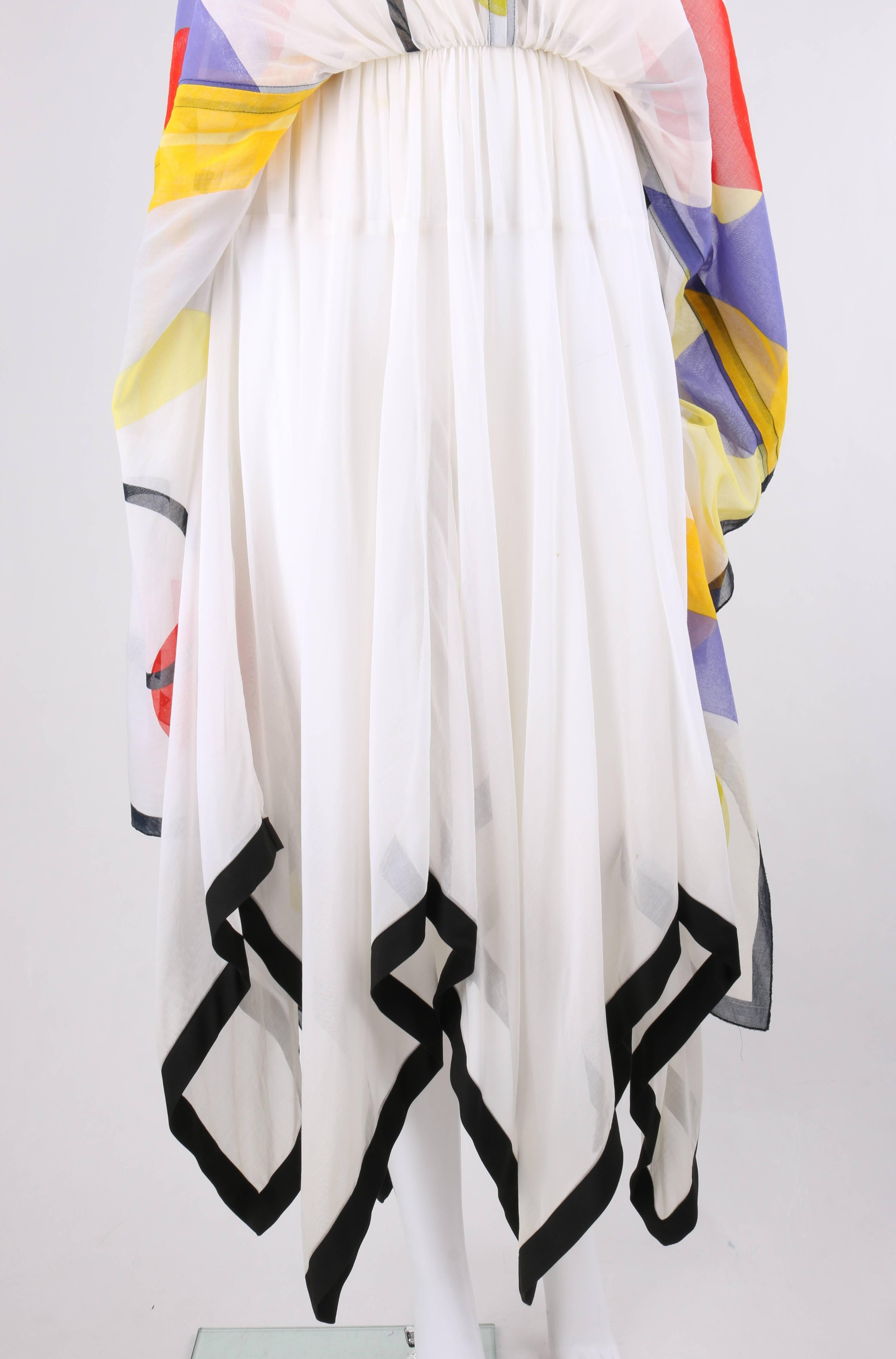 LOUIS FERAUD0: weißes One-Shoulder-Kleid mit geometrischem Druck und Taschentuchsaum,  um 1990 im Angebot 1