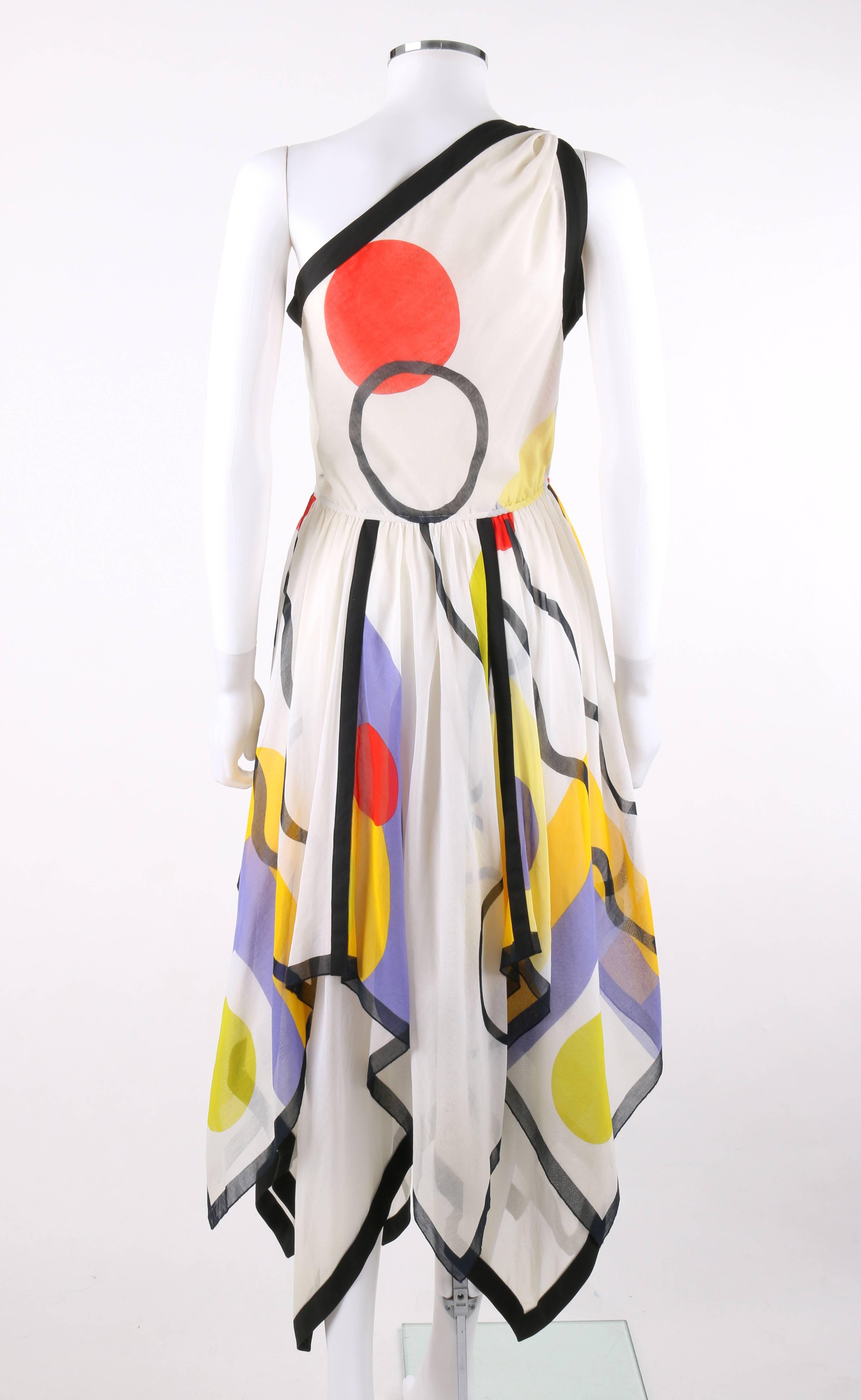 LOUIS FERAUD0: weißes One-Shoulder-Kleid mit geometrischem Druck und Taschentuchsaum,  um 1990 im Zustand „Hervorragend“ im Angebot in Thiensville, WI