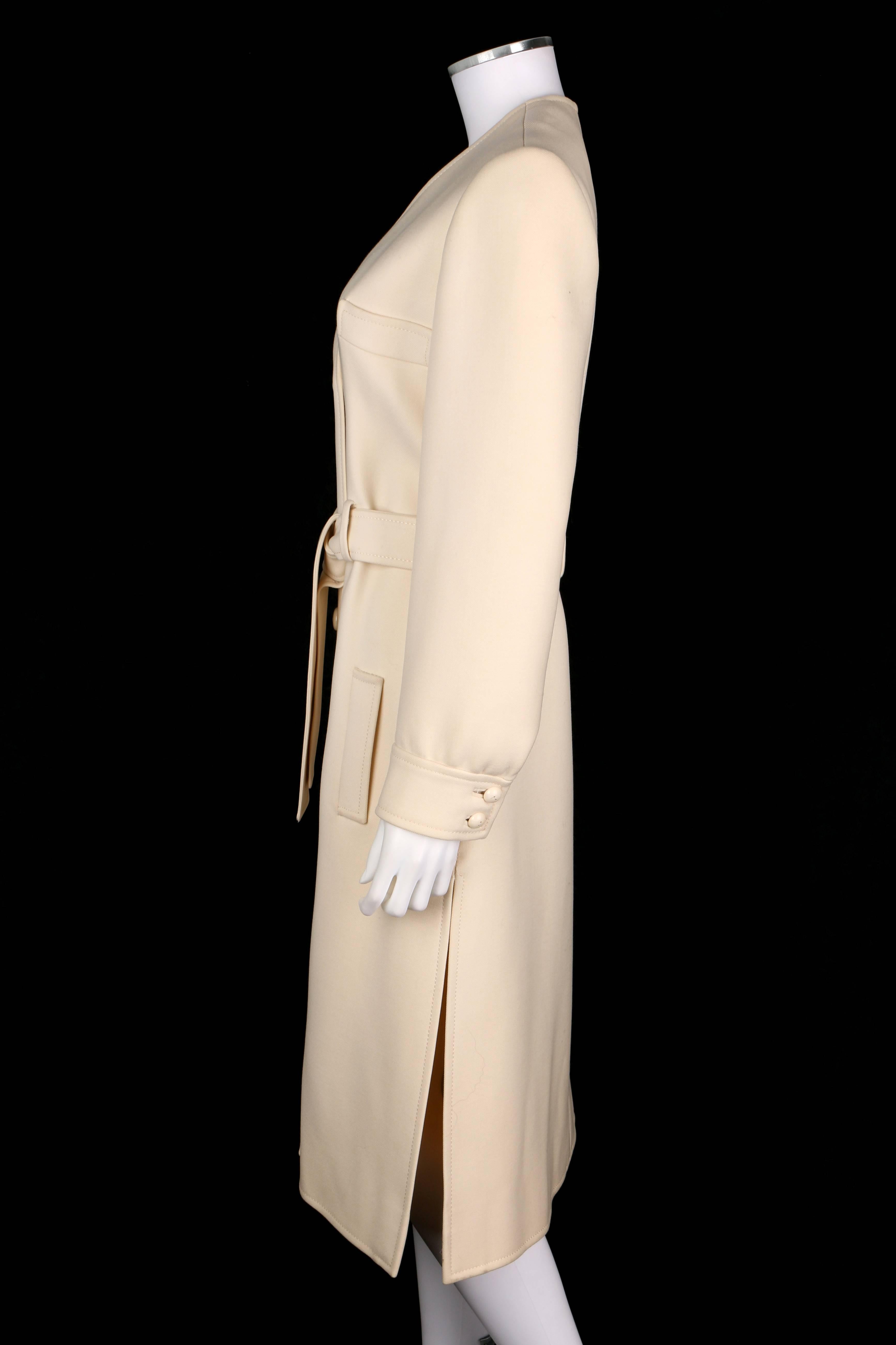 Boutique VALENTINO ca. 1960er Jahre Mantel mit V-Ausschnitt aus cremefarbener Wolle mit Gürtel SELTEN Damen