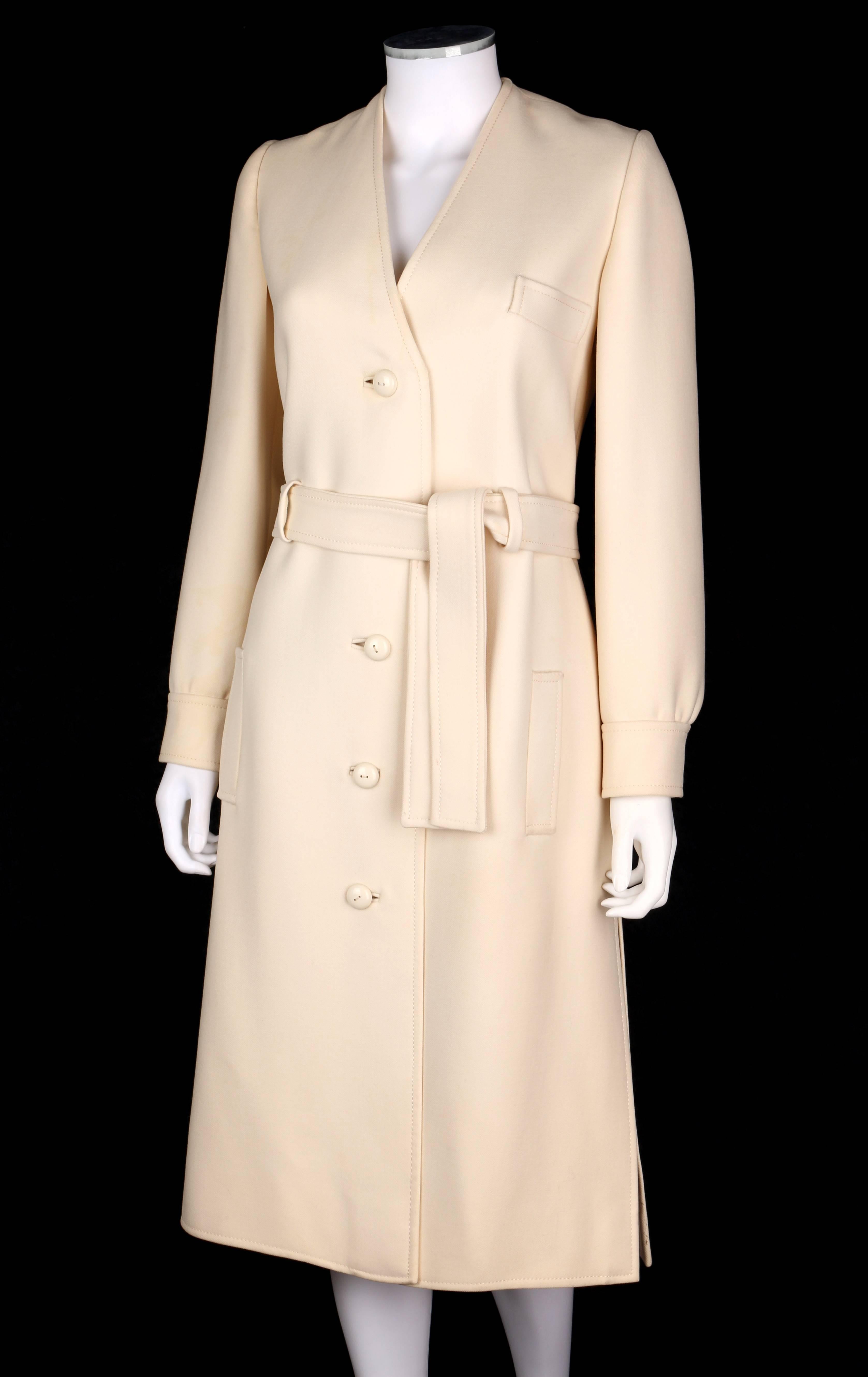 Boutique VALENTINO ca. 1960er Jahre Mantel mit V-Ausschnitt aus cremefarbener Wolle mit Gürtel SELTEN 1