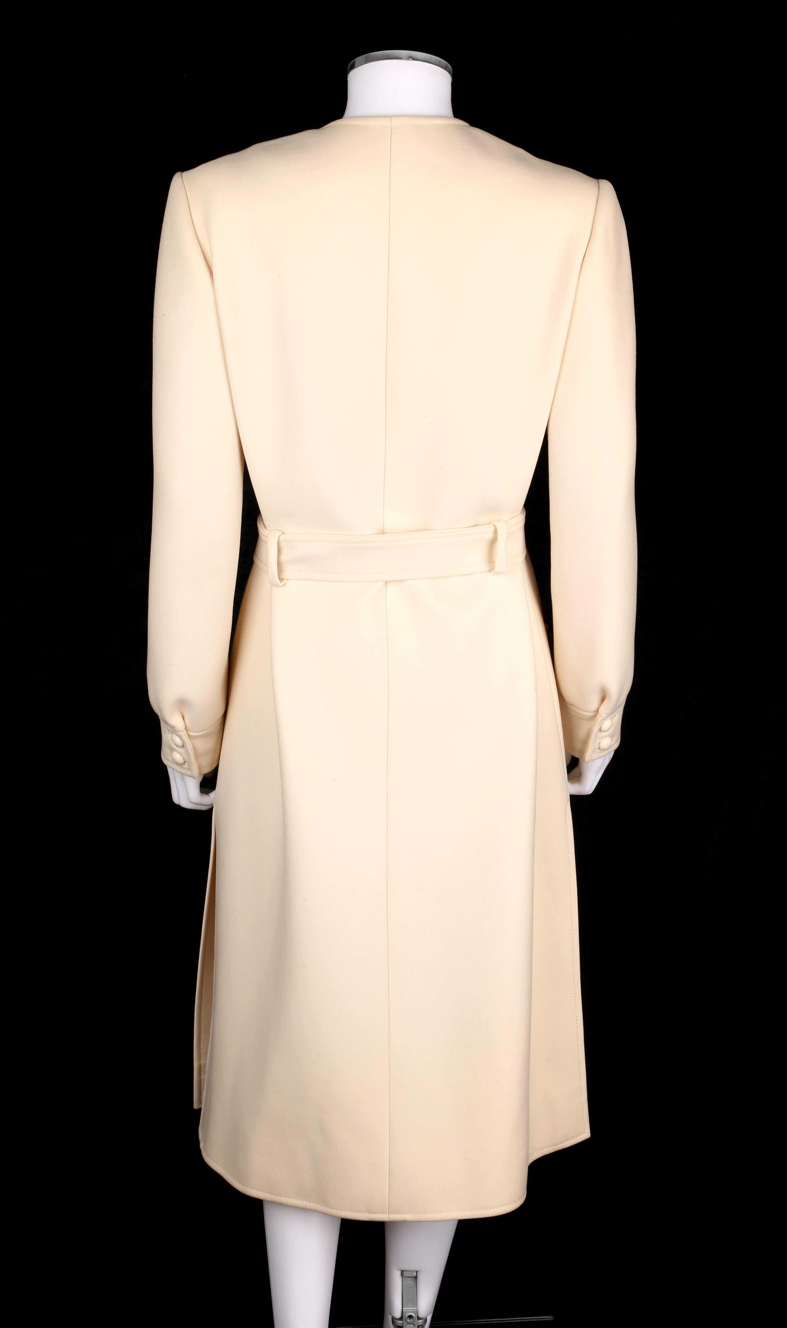 Boutique VALENTINO ca. 1960er Jahre Mantel mit V-Ausschnitt aus cremefarbener Wolle mit Gürtel SELTEN im Zustand „Gut“ in Thiensville, WI