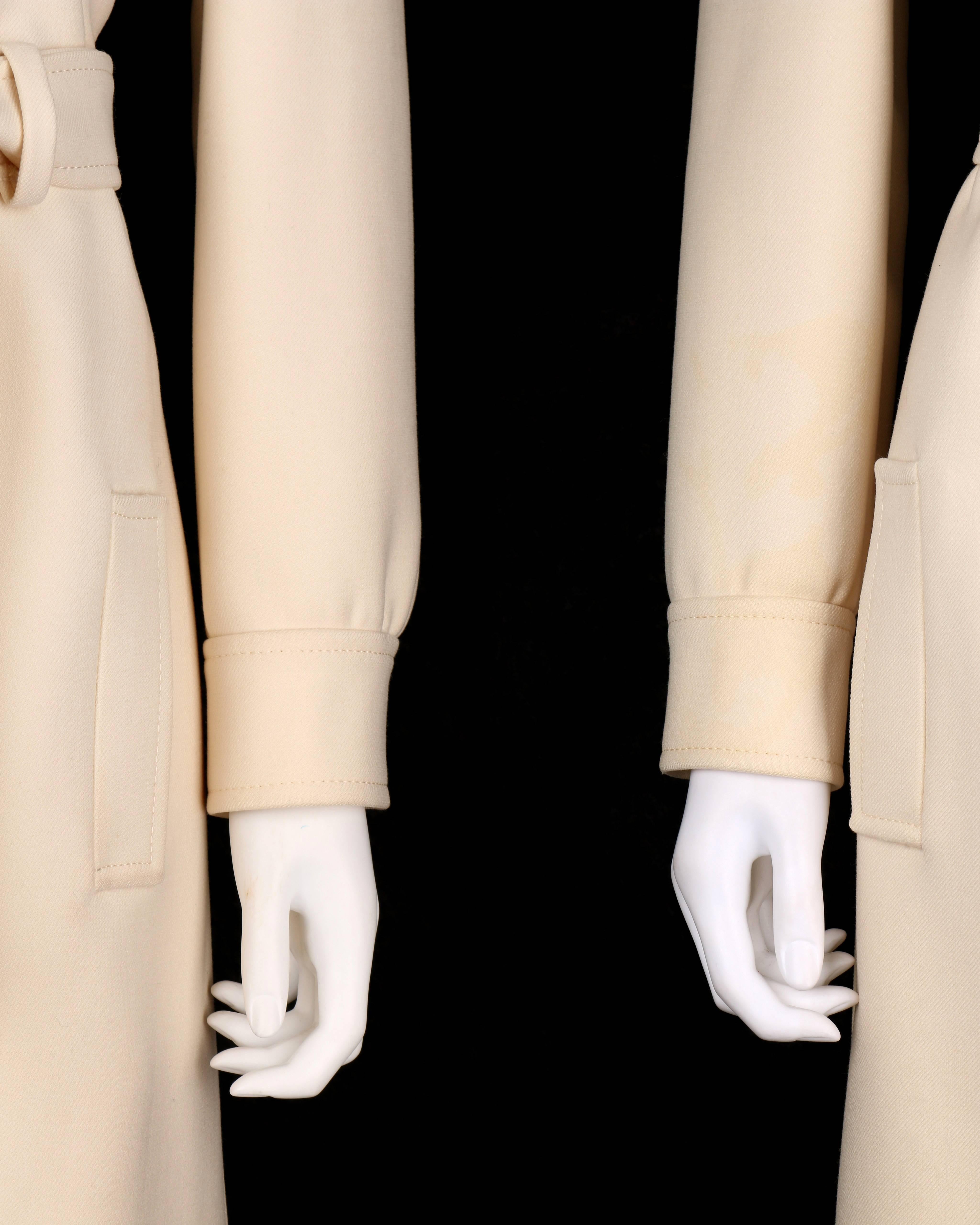 Boutique VALENTINO ca. 1960er Jahre Mantel mit V-Ausschnitt aus cremefarbener Wolle mit Gürtel SELTEN 4