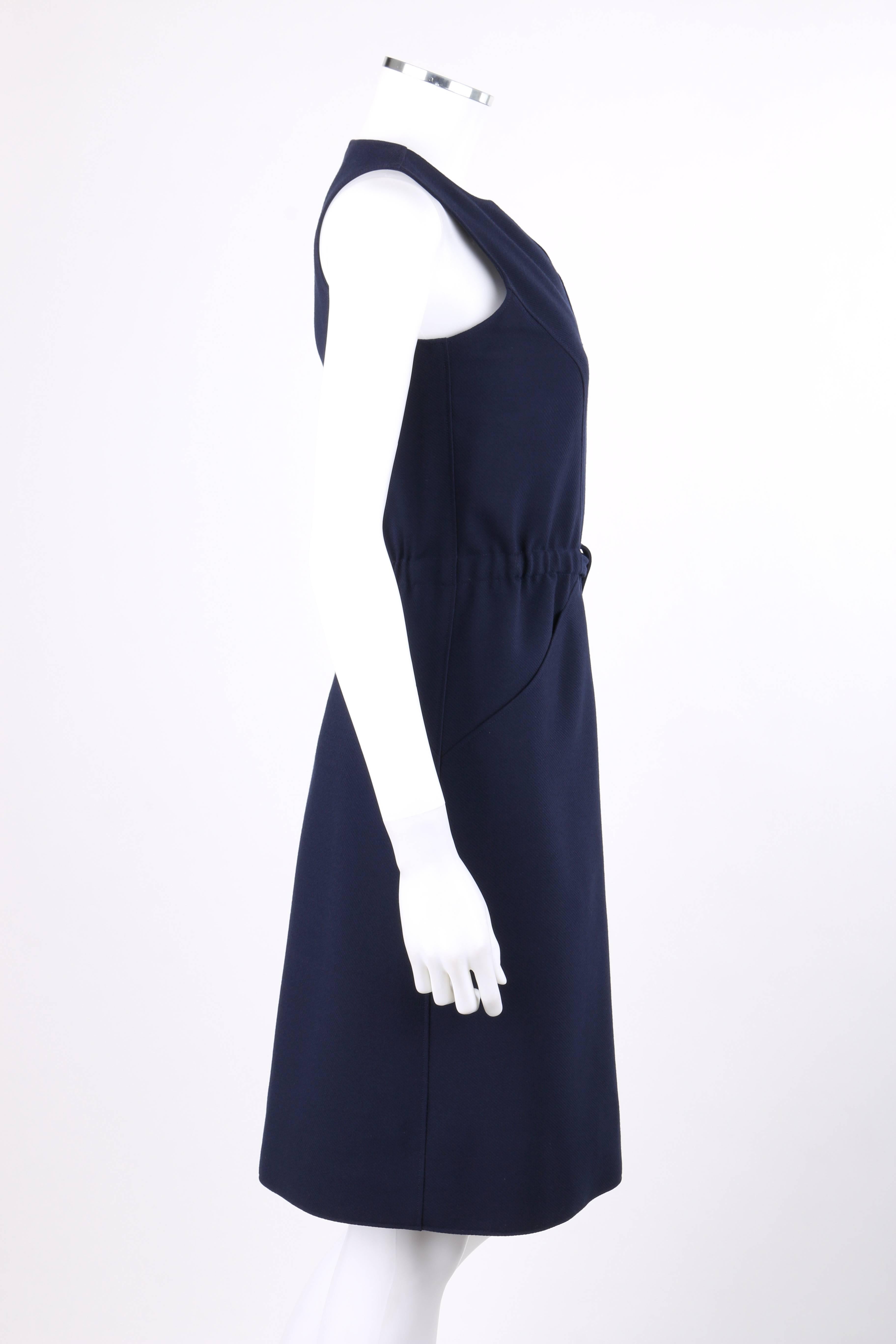 COURREGES Couture Future ca. 1960er Jahre Marineblaues ärmelloses Etuikleid aus Wolle mit Krawatte an der Taille (Schwarz) im Angebot
