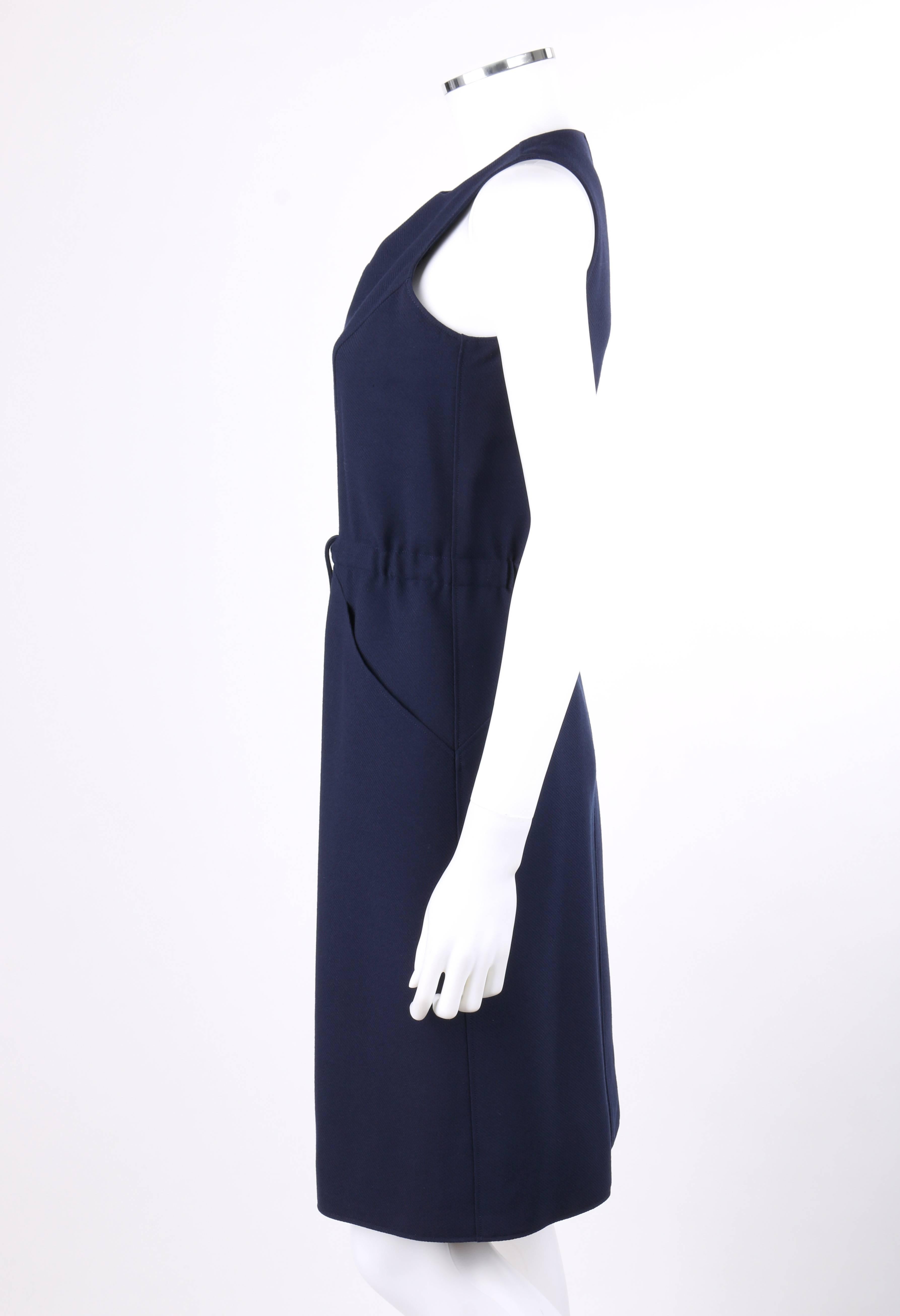 COURREGES Couture Future ca. 1960er Jahre Marineblaues ärmelloses Etuikleid aus Wolle mit Krawatte an der Taille Damen im Angebot