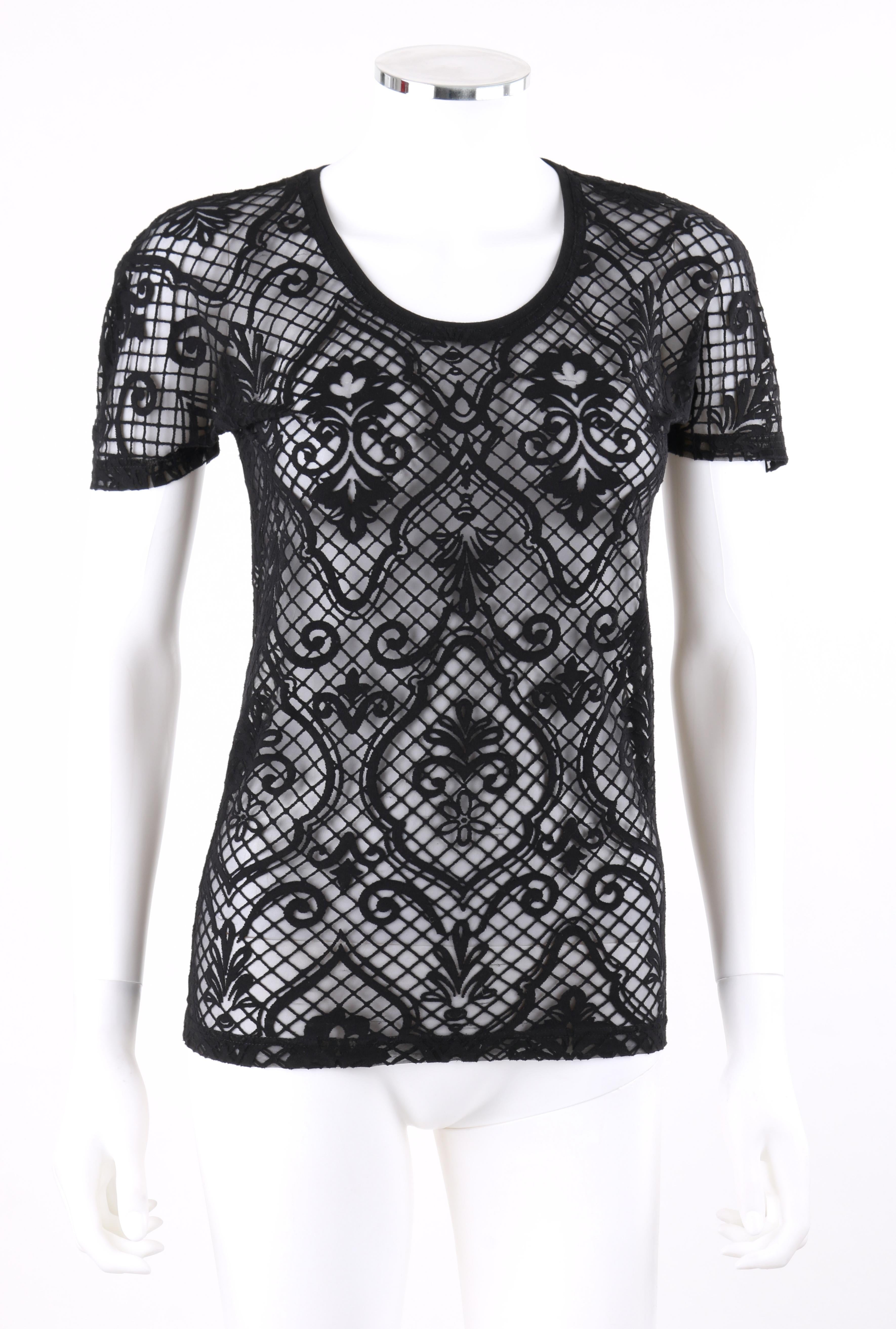 BESCHREIBUNG: VERSACE S/S 2005 Schwarzes Barock Mesh Knit Scoop Neck Tee Shirt
 
Marke / Hersteller: Versace
Designer: Donatella Versace
Stil: T-shirt
Farbe(n): Schwarz
Gefüttert: Nein
Unmarkiert Stoffgehalt (Gefühl von): Synthetische